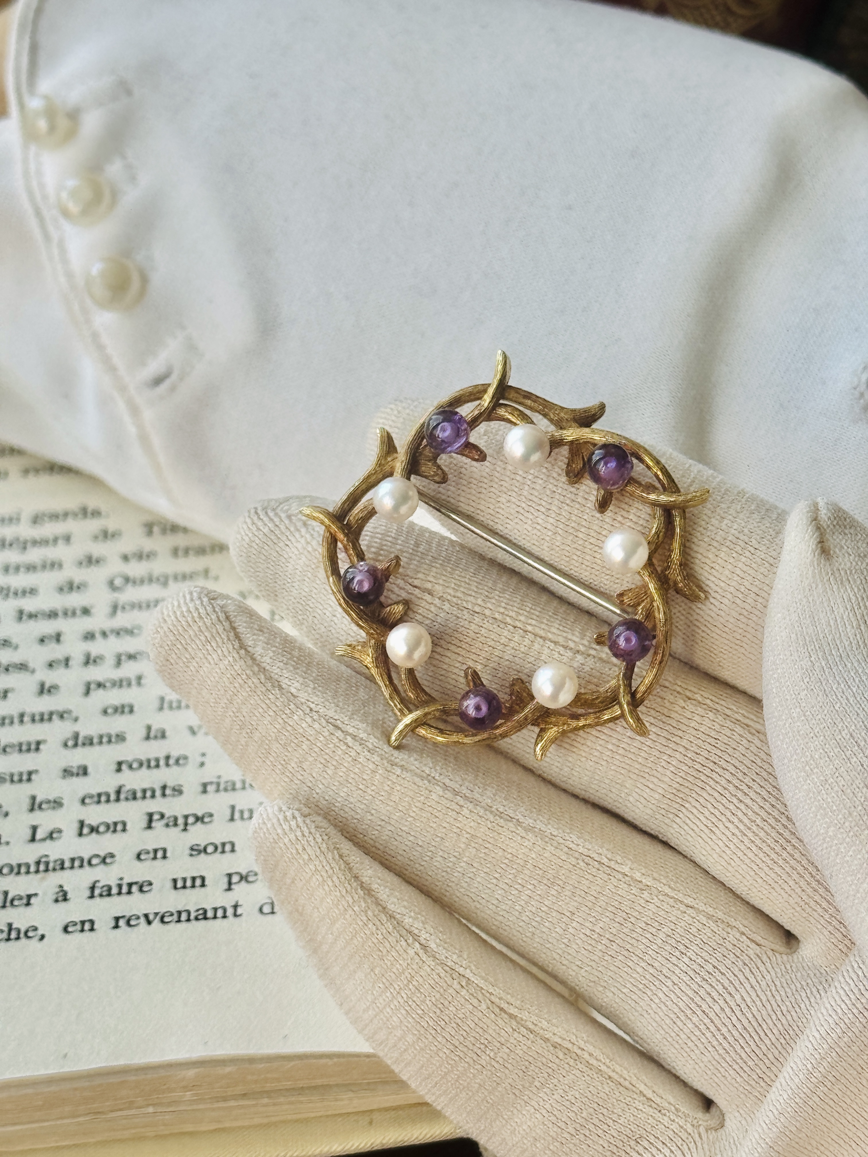 C.1950s Krementz Coral Wreath Purple and Glass Pearl Openwork Brooch (NZ129)