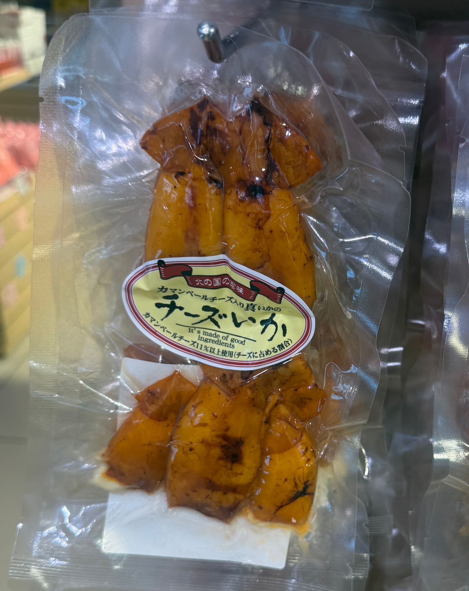 今日4點截單 函館的「cheese真魷魚 產品內容：使用日本國產新鮮魷魚，內餡填入北海道產的卡門貝爾起司。 口感特色：魷魚肉質柔軟，結合起司的濃郁風味，適合直接食用或配酒享用。 食用建議：切片食用能更好平衡魷魚與起司的味道，稍微加熱後風味更佳。