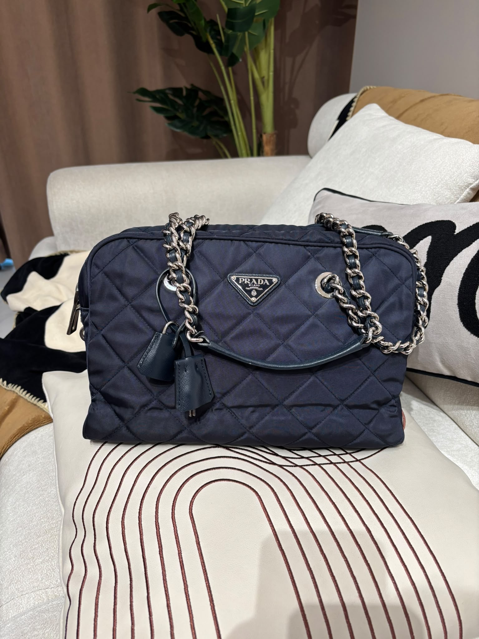 PRADA nylon shoulder  bag navy 100%Authentic, 95%new ✅Dust bag