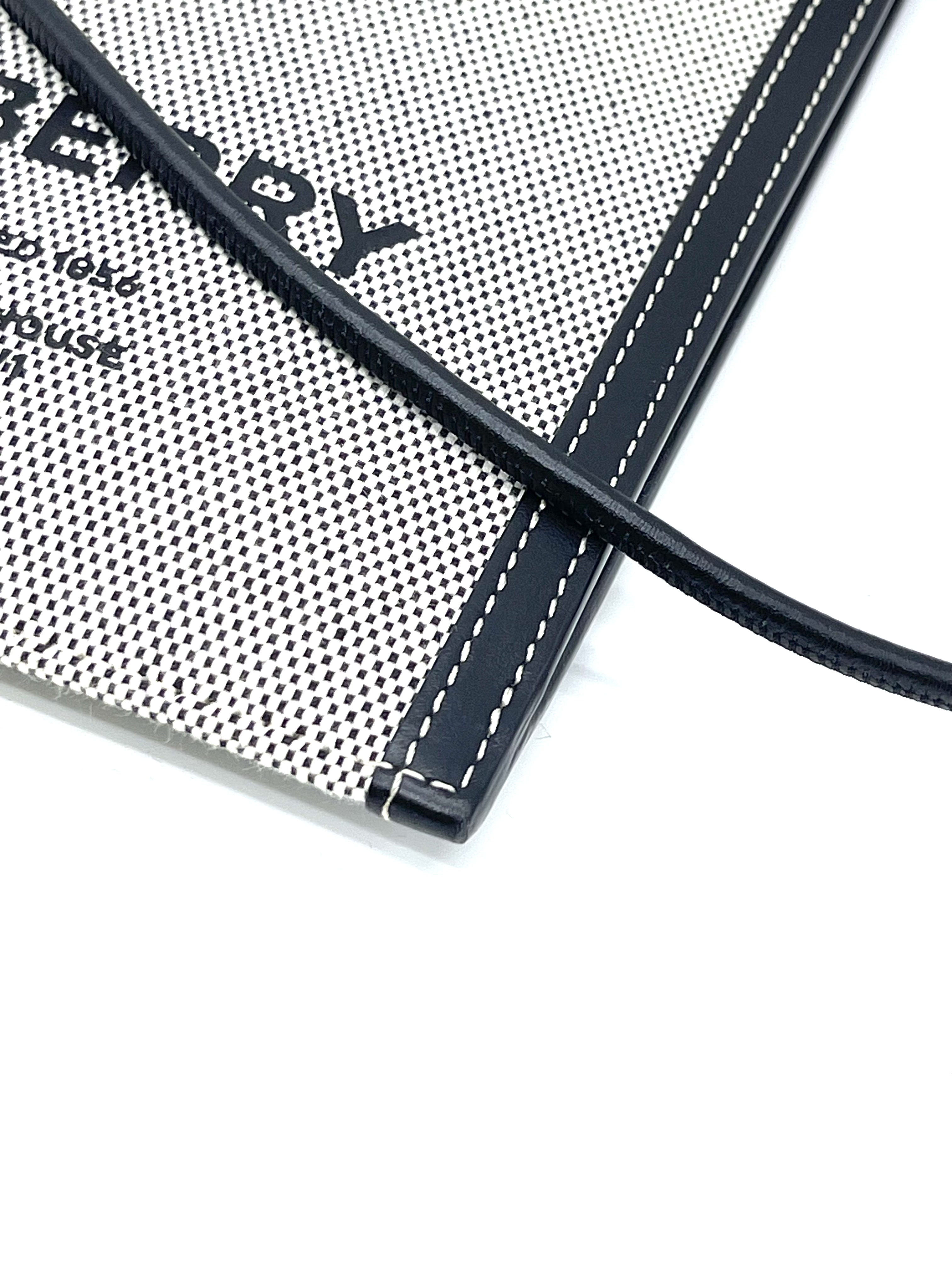 Pre-owned Burberry phone WOC / Product Code: 26040218