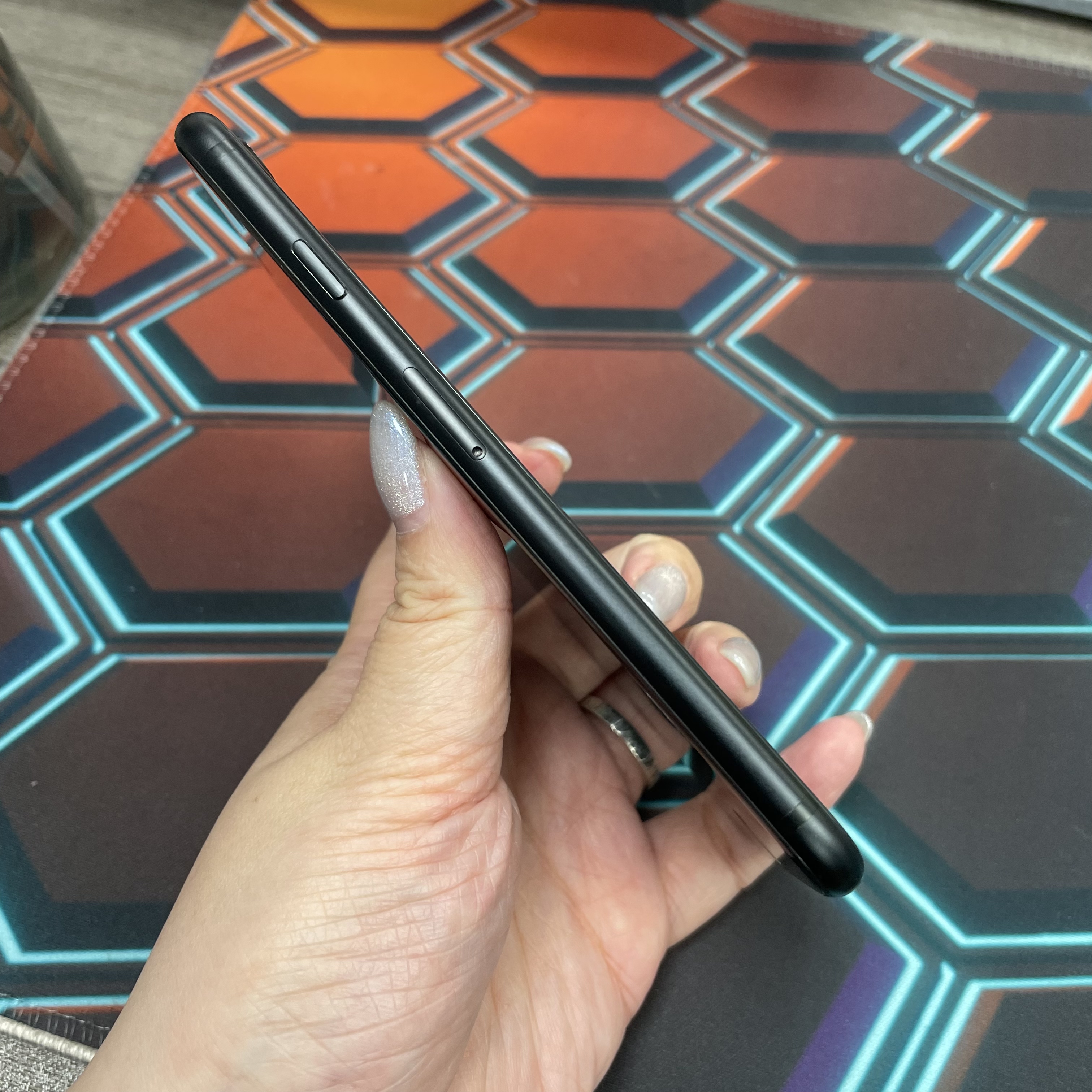 *7004 SE 2 完美機 128GB 電70 黑色 black