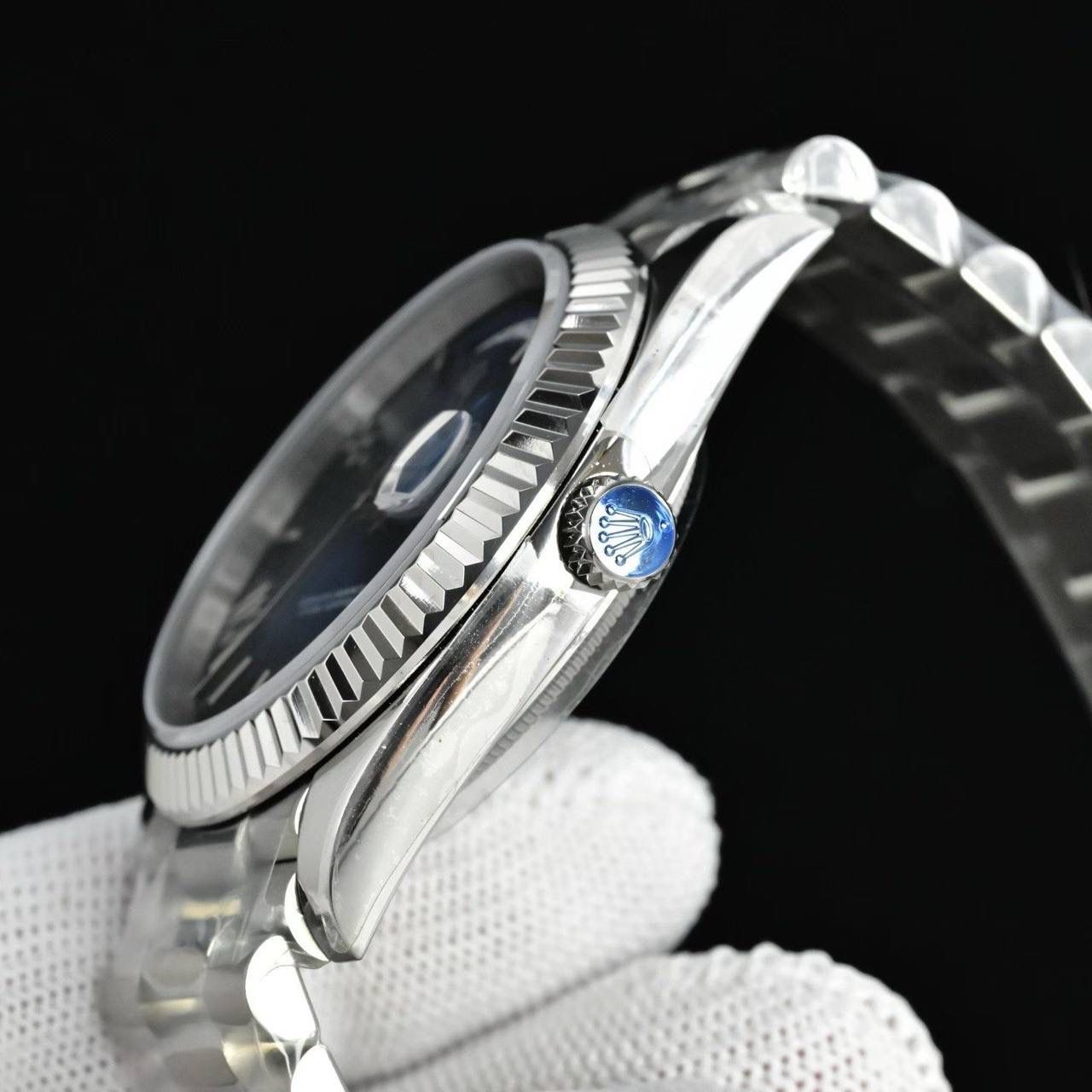 新品 ROLEX 劳力士 星期日历型（Day-Date / DD）腕表 🎮 自 1956 年问世以来，星期日历型一直是劳力士的旗舰之作，被誉为“元首之表”。40mm 表壳搭配三角坑纹表圈与元首型表链，仅采用贵金属打造，尽显尊贵气质。 12 点位星期全写与 3 点位放大日期双显设计，搭载定制一体机 3255 型机芯，稳定精准，抗震抗磁，100 米防水。 原版开模，细节到位，多种表盘可选（太阳纹 / 珐琅 / 陨石 / 宝石），星期与日期瞬跳结构由 200+ 精密零件协同完成，工艺出众。