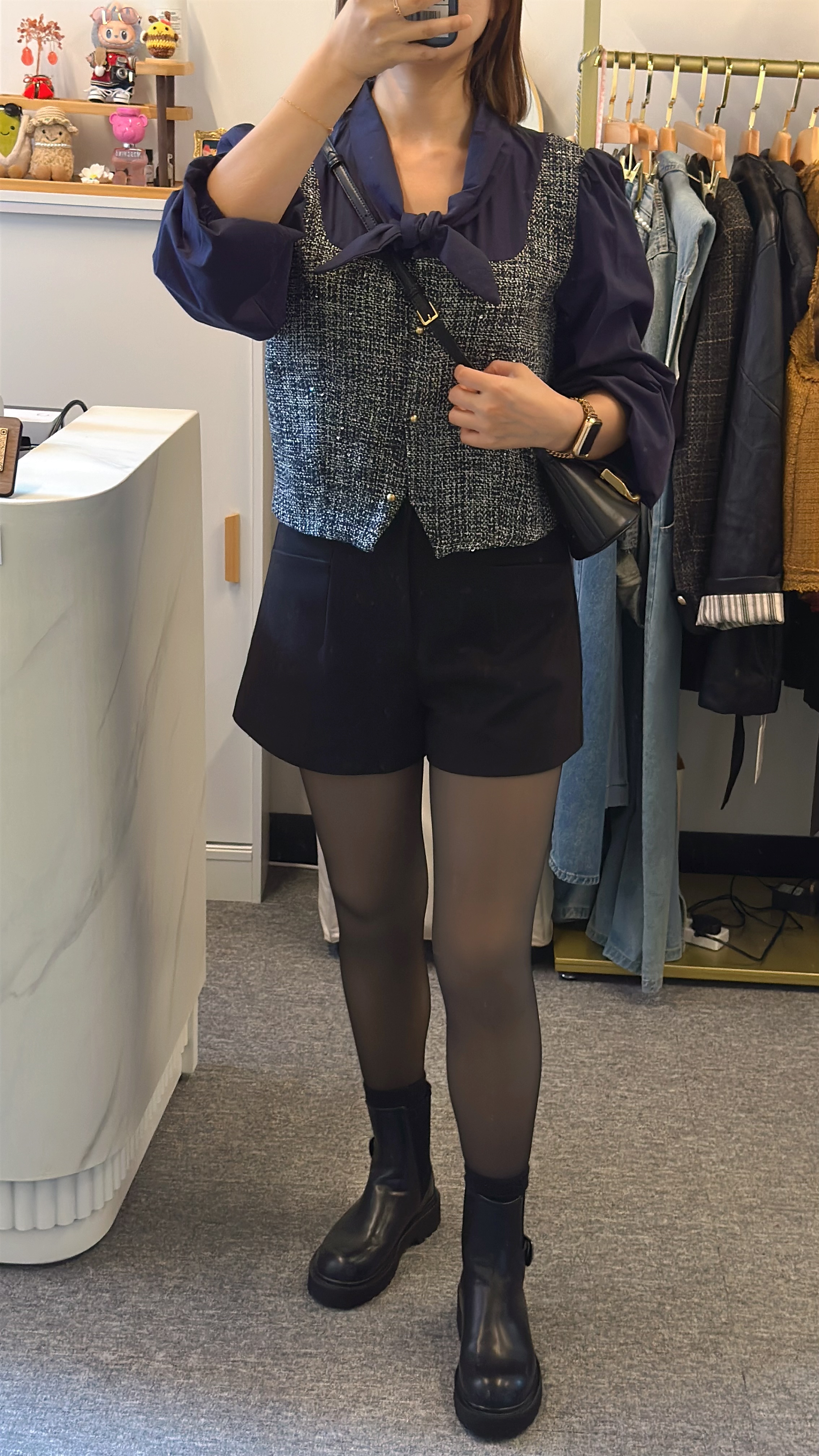 米白色／黑色假兩件V領綁帶長袖襯衫