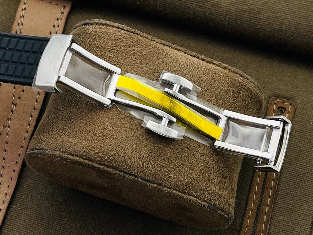 最强版本来袭 百达.翡丽AQUANAUT女装款石英系列，打造市面最佳副本，带来全网最佳体验，英姿飒爽，典藏奢华！欢迎女神品鉴！ 1⃣️【表壳】 1.腕表尺寸35.6 毫米X 9.5毫米！圆润的八角形表壳与原装一致，保持着复古的造型和精湛的做工。 2.旋入式把头设计和实心底盖结构吻合与原版。 3.表圈镶嵌46颗顶级施华洛世奇水晶（1克拉）表壳镶嵌88颗顶级施华洛世奇水晶（1.91克拉） 2⃣️【精彩细节】 1.采用与原装一致的天然复合橡胶（Tropical）材质，经久耐磨，可抵抗海水侵蚀和紫外线辐射。 2.完美克隆Aquanaut经典式折叠式表扣，即使在非常细小的拐角处上也做有倒角润饰，确保还原正品般的舒适感。