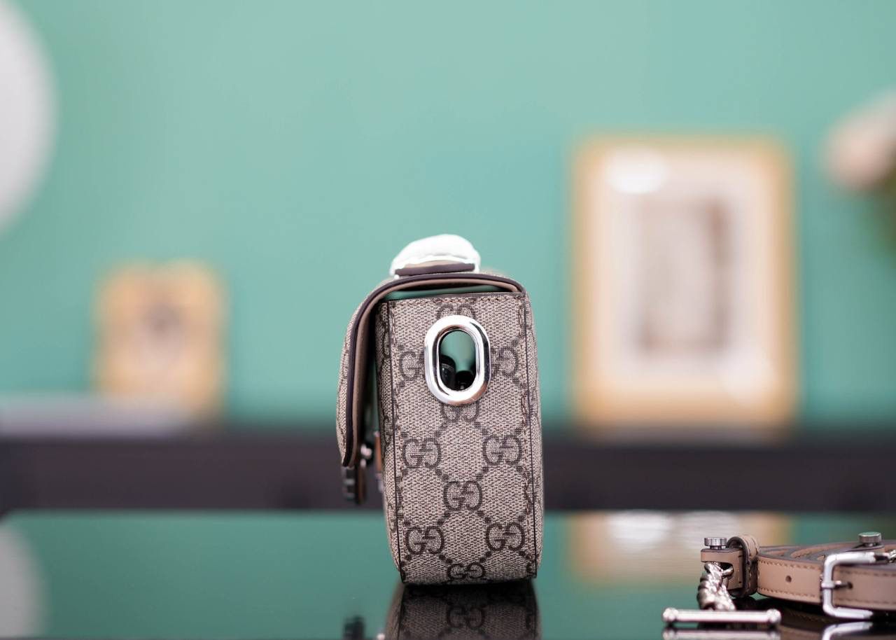 🥯Petite GG系列迷你肩背包 21cm 正品售价,500 GG全新推出的长形包包，轻快又好背 包身硬挺，简单利落很大方~ 官方款号 739722 尺寸：21x10x5cm