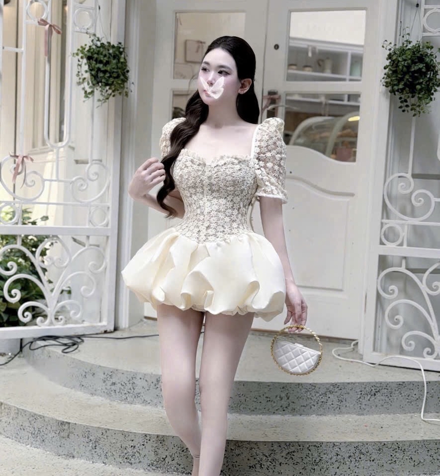 蕾絲束身迷你連身裙泡泡袖