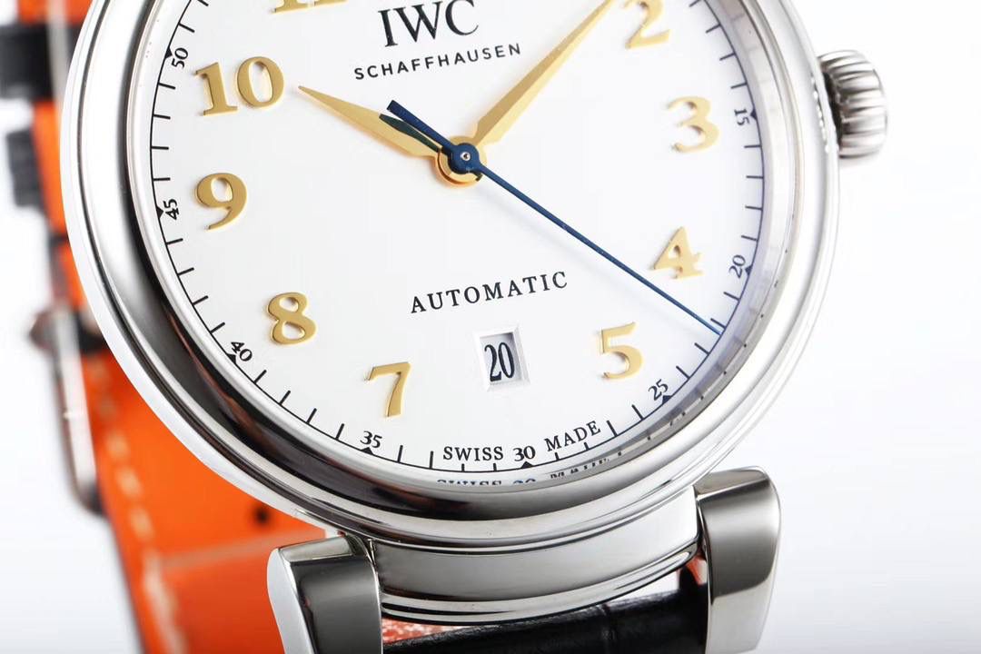 IWC达文西系列 【温文尔雅 表中典范】MK万国新款腕表——达文西356601横空出世。尺寸40毫米X10毫米 柔软耐用的ITALY小牛皮表带配合传统式精钢表扣，最大限度满足了舒服贴手的体验。【表壳】每一个浑圆型的表壳都经过mk制表师专心致志的打磨，可移动式表耳使表带更加贴合手腕。两者配合使腕表产生独特的复古魅力。【表盘】铜制的表盘加入镀银的工艺 mk探索正品工艺不断挖掘原装技术本源。每一个阿拉伯刻度都由mk制表师镶贴而上，体现其精湛的技艺。字面上的logo印刷采用于原装一样的浮雕式印刷工艺，美轮美奂且富有立体感。【机芯】采用优雅纤薄的海鸥2892自动上弦机芯，具备逆时针调试日历的功能（吻合正品）我们精心制作出万国表独特的外观魅力，更是追求复刻其内在的灵魂。