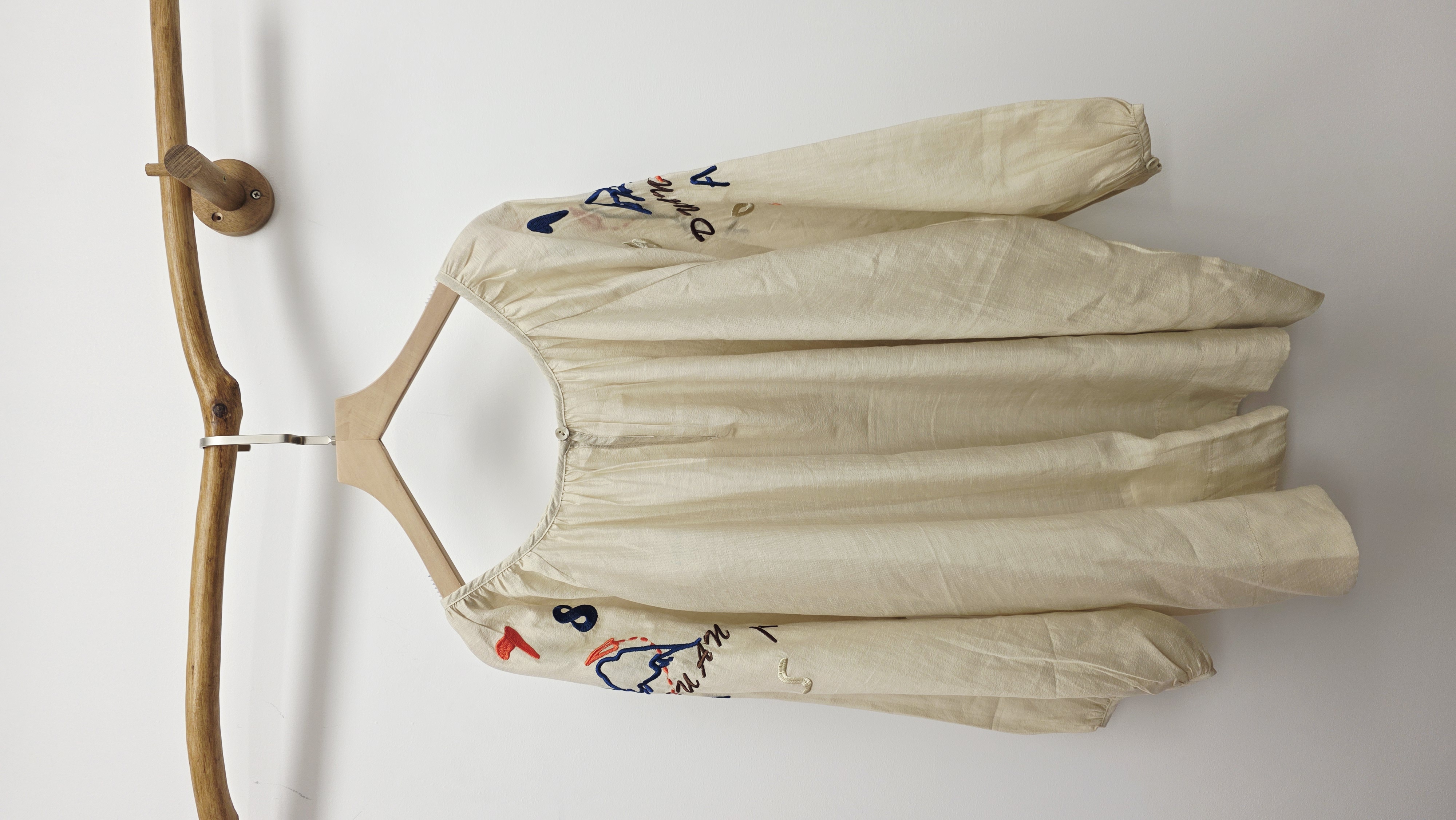 台灣品牌香檳金刺繡袖圓領衫