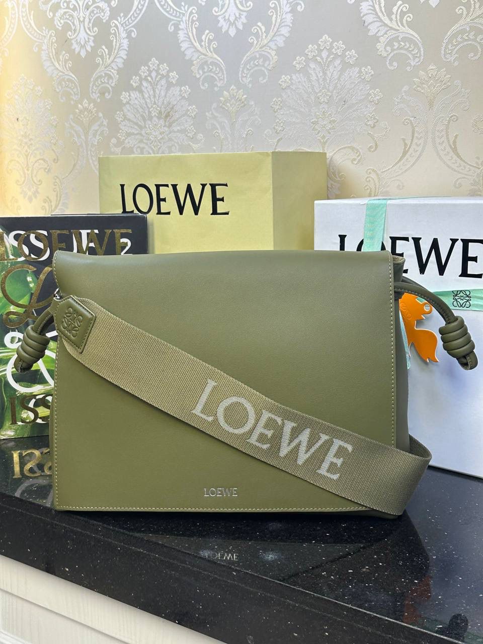 【全皮橄榄色】 𝙇𝙤𝙚𝙬𝙚 𝙁𝙡𝙖𝙢𝙚𝙣𝙘𝙤 𝙎𝙖𝙩𝙘𝙝𝙚𝙡 福袋款邮差包 ➕刺绣🅾️字母宽肩带 编码：062404 尺寸：𝟑𝟒-𝟏𝟐-𝟐𝟒𝐜𝐦 新款以经典福袋收缩打结为元素，采用内部麂皮➕外部进口小牛皮➕刺绣字母宽肩带的精致搭配打造全新升级款邮差包🅰️，可斜挎、肩背和手提，超大容量满足日常所需🎈
