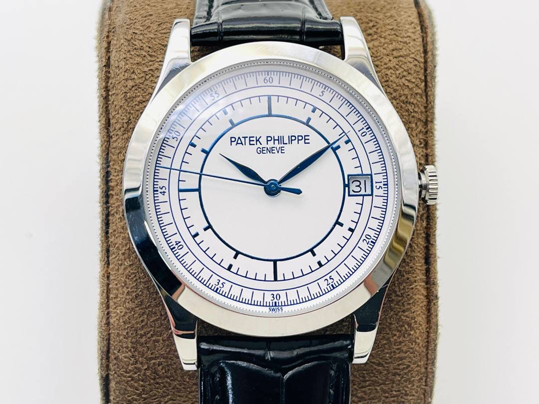 经典再续 百达翡丽古典表系列——5296-001．铂金V4升级版🤩😍细节方面： 1⃣️全新904L打造整体壳套，完善表壳细节，提升打磨质量，独家还原出正品的完美比例和特有质感。日历窗口改大小与正品一致，而非普通正常窗口！ 2⃣️刻度，指针采用最新的贵金属电镀技术加持，效果更佳出彩！ 3⃣️“锅盖型”微凸蓝宝表镜，版型与正品一致，效果通透，辨时清晰。 4⃣️【引领一体机时代】采用定制版Cal.9015改324机芯，超薄稳定性强！ 5⃣️【表带】经典意大利小牛皮表带，纹路清晰，质感上乘。针式表扣打磨齐整光亮，通用原装无压力。