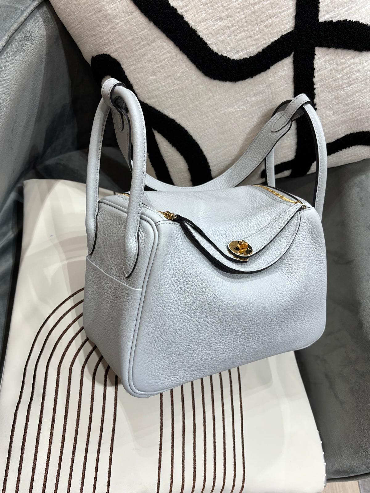 Hermes Lindy 26 Stamp W Blue Pale 聖杯藍 100%Authentic, 98%New ✅專門店收據✅Dust bag✅Box
