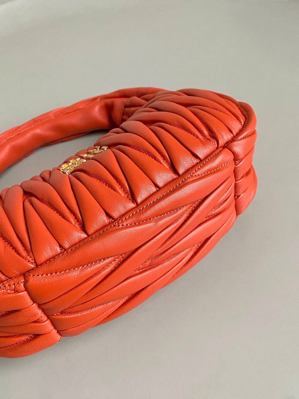 🈶橙色小号 𝗠𝗶𝘂𝗠𝗶𝘂 𝗪𝗮𝗻𝗱𝗲𝗿 𝗛𝗼𝗯𝗼褶皱腋下 火爆全网都不用多说，人手一只的程度 我们用的是进口小羊皮！非国产皮料 肉眼可见的细腻，软软糯糯触感非常好！ 他家经典独特的褶皱工艺，是要有一定厚度 底料太薄了都做不出它的饱满和弹性 更不是市场通货干瘪瘪的褶皱，实在太假 我们新合作的老师傅在这细节上扣的很认真 一缕一折都有zp的神韵，且做到对版！！ 追求高品质的来 小号：17×20×6cm，#F0013m 中号：18x25x7cm