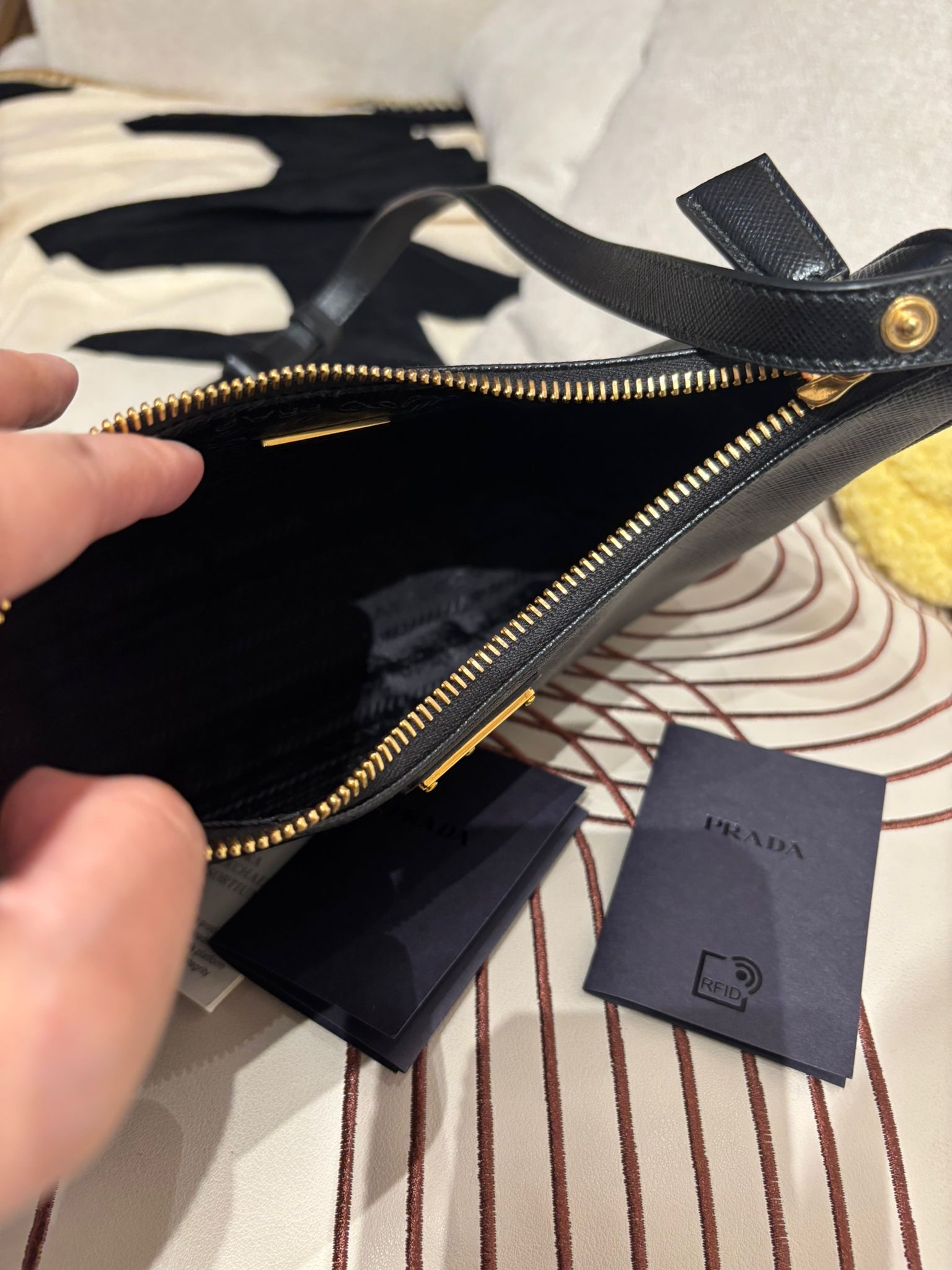 Prada Re-Edition hobo 牛皮 肩帶可調節長度 100%Authentic , 99%new ✅card booklet ✅dust bag 👜專門店售價$19,200📣