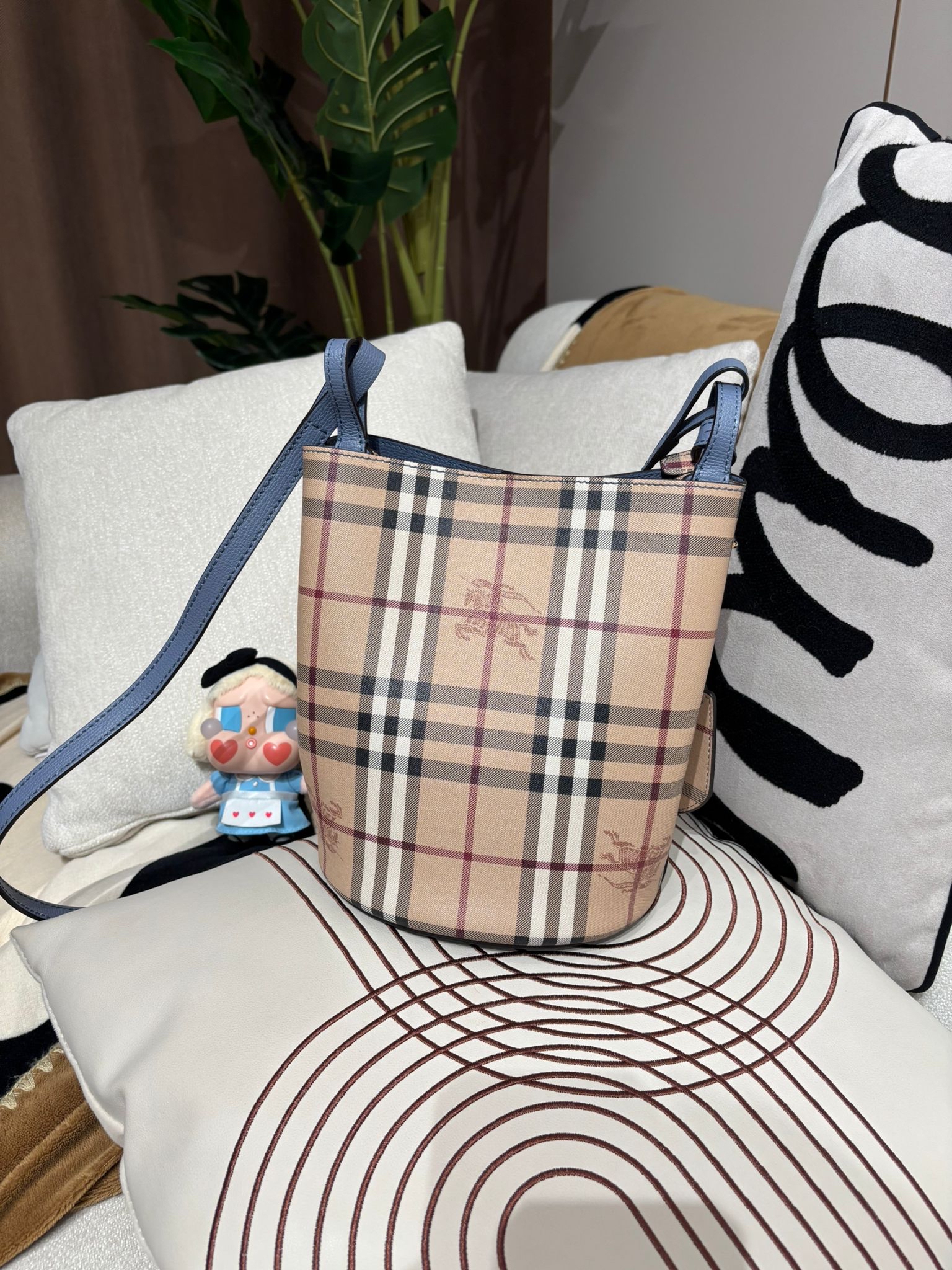 Burberry bucket bag 100%Authentic,98%new