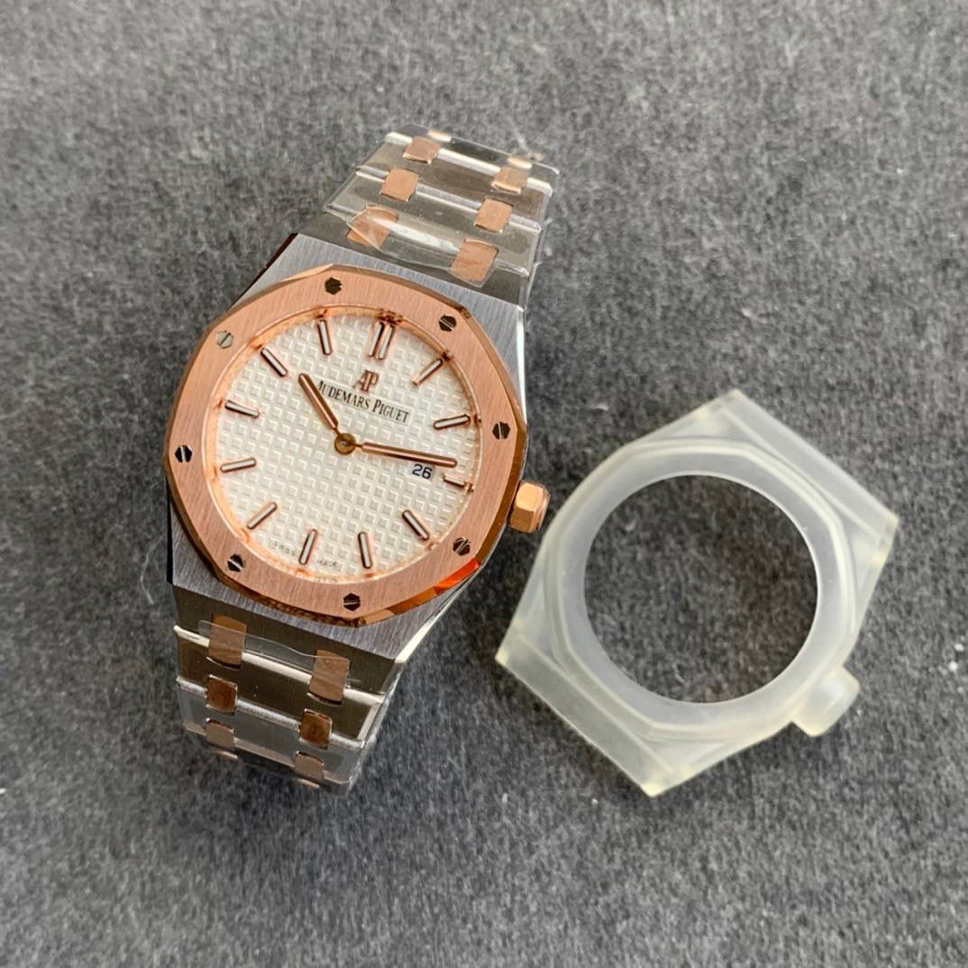 🚀连专柜都很难买的AP女款到货啦！皇家橡树系列中的女士腕表，其官方型号为67651ST.ZZ.1261ST.01，皇家 橡树系列独有的八角形外观还拥有a p独特的设计风格也将女士优雅风格融入其中，深受女士们的爱戴，即使只有33毫米的小尺寸，也将爱，，彼独有的纯净美感与刚毅线条展现的淋漓尽致。 而镶满钻石的表圈也为佩戴的女士增添了更多的柔美。搭载瑞士石英机芯、拥有实用的日历显示功能‼️