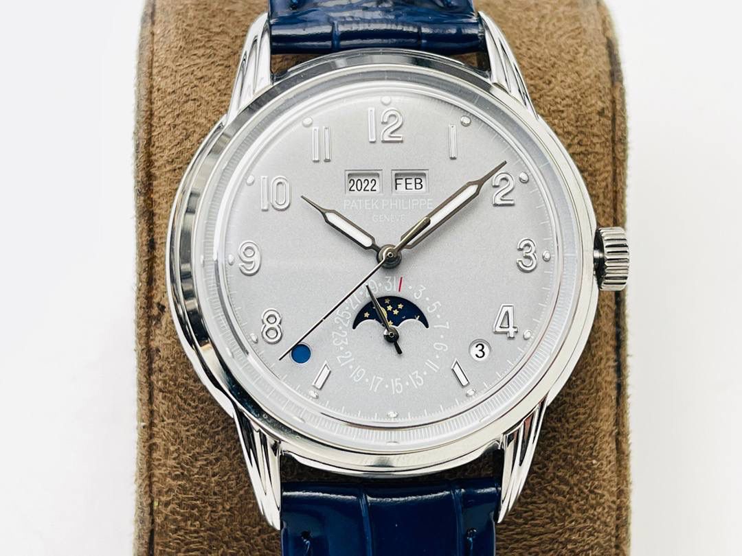 百达翡丽5320G-001超级复杂功能时计腕表！🚀🚀 1⃣️直径40毫米！ 2⃣️一体冲压成型的双层式精钢表壳，致敬了经典的设计语言奶油色的表盘营造复古氛围，表盘边缘刻印有密分秒数刻度，配金质阿拉伯数字及五分钟凸圆刻度字钉，更有立体感。时分指针以巴顿式设计为基础，配以尖长的针尖，这特色造型是呼应了 1950 年代 Ref. 1463 计时码表的指针。表盘6点位置是月相显示和日期分拨。所有的万年历标志都很好，一眼就能读懂。 3⃣️搭配仿324 S Q 自动上链机芯，是 324 自动上条传奇机芯的精装版本。机芯夹板桥经倒角，边缘作细意打磨，主夹板饰以鱼鳞纹，而夹板则缀以日内瓦波纹，夹板表面有包金雕刻，螺丝凹槽经打磨和倒角，连钻孔亦同样经打磨处理。 4⃣️搭配朱古力啡色牛皮表带，进一步带出复古气息。