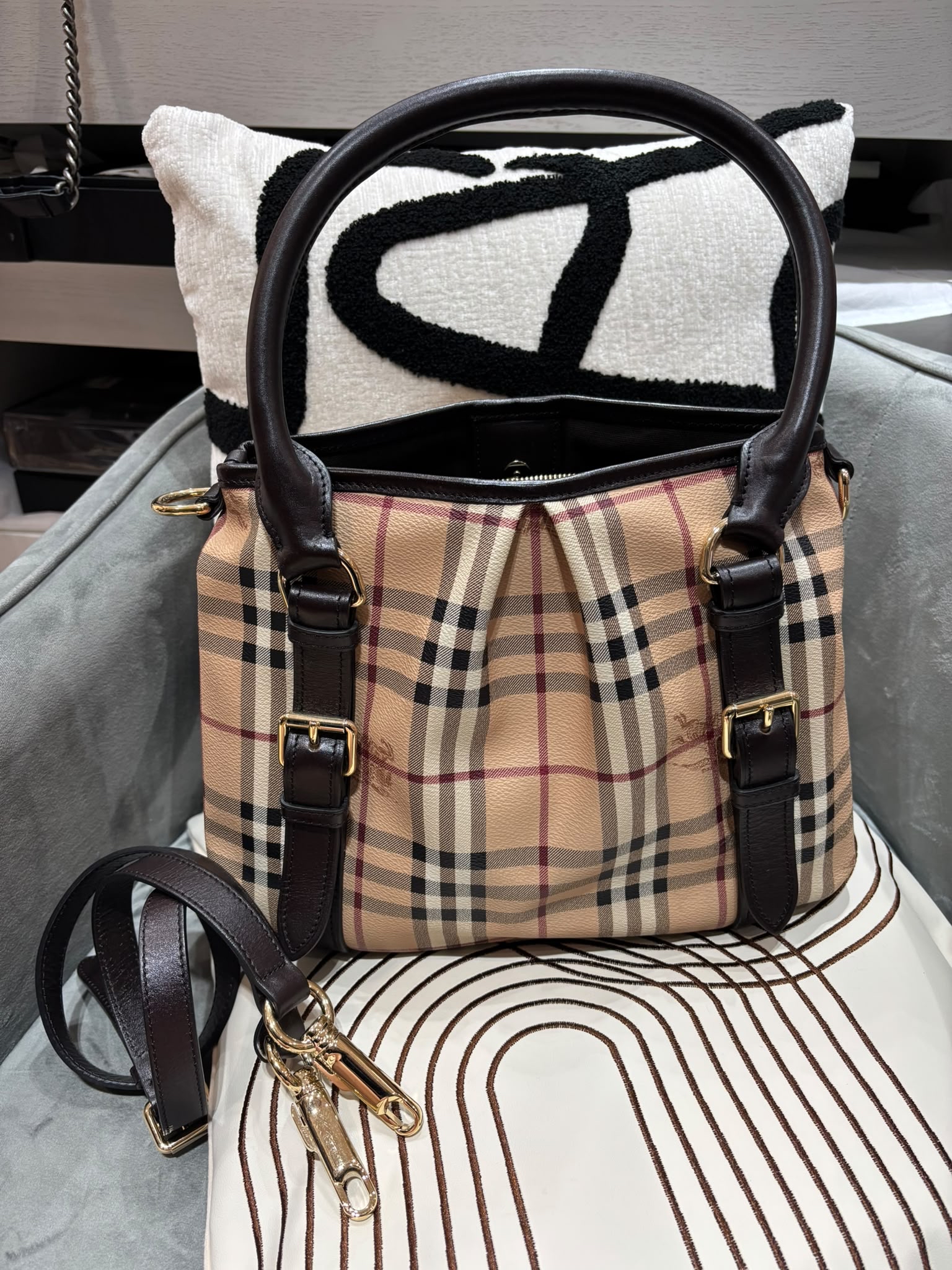 Burberry 2way bag 100%Authentic, 95%New ✅Dust bag