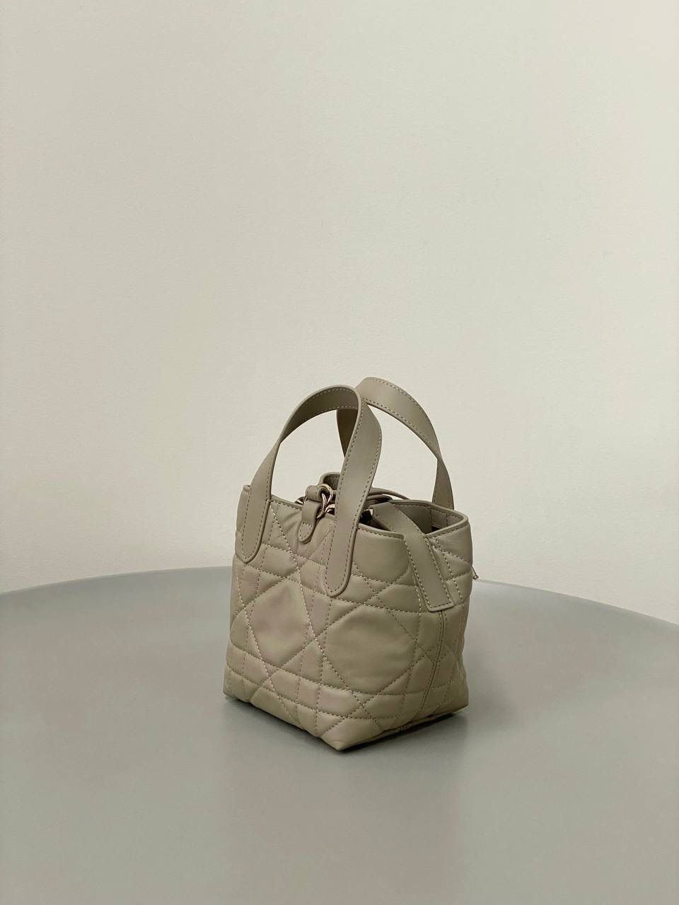 🈶胭脂米，迷你 𝗗𝗜𝗢𝗥 𝗧𝗼𝘂𝗷𝗼𝘂𝗿𝘀新版竖款 火爆全网toujours缩小版来啦！ 看到真的心动得不行～ 实物就是常规迷你水桶大小， 真的可爱死 别说，包虽小但容量还挺大的 日常用品都能轻松装上 肩带长度也刚刚好，不挑身高 反正就是太乖啦！夏日必备 😍 13×15×12cm #M1272m