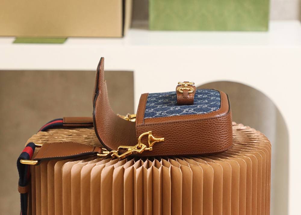 𝐇𝐨𝐫𝐬𝐞𝐛𝐢𝐭 𝟭𝟵𝟱𝟱 𝐌𝐢𝐧𝐢#658574#原厂皮 ► ►尺寸：20.6*14.4*5.1cm 备受宠爱的丹宁面料经小古美学视角演绎后， 融入爆款马鞍包的造型， 搭配标志性的马衔扣1955巧妙呼应， 搭配两条肩带多功能元素使用， 这一届复古牛仔系列碰撞爆款马鞍包，更加复古好看，推荐种草，越看越耐看，马鞍包一直深受到大家的喜爱，又是一个大爆款的节奏！