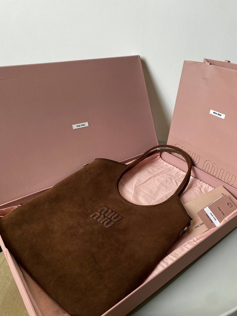 🈶深棕色 𝗠𝗶𝘂𝗠𝗶𝘂 𝐢𝐯𝐲 24秋冬托特 今年棕麂皮系列大人气啊！ 深深的巧克力色，满满秋冬味儿～ 绒面皮每年都会有，但是！！今年这股风刮的特别猛 从秀场到ins博主穿搭，或者线上门店 几乎都有麂皮元素！ 西装款 夹克 风衣 鞋子 包括包包等 延续去年美拉德色系的颜色， 今年的颜色各种各样，有深有浅 但我唯爱咱miu家的这个巧棕色 绝对秋冬氛围感里，最“增质感”的时髦单品！ 35×40cm #F0110m