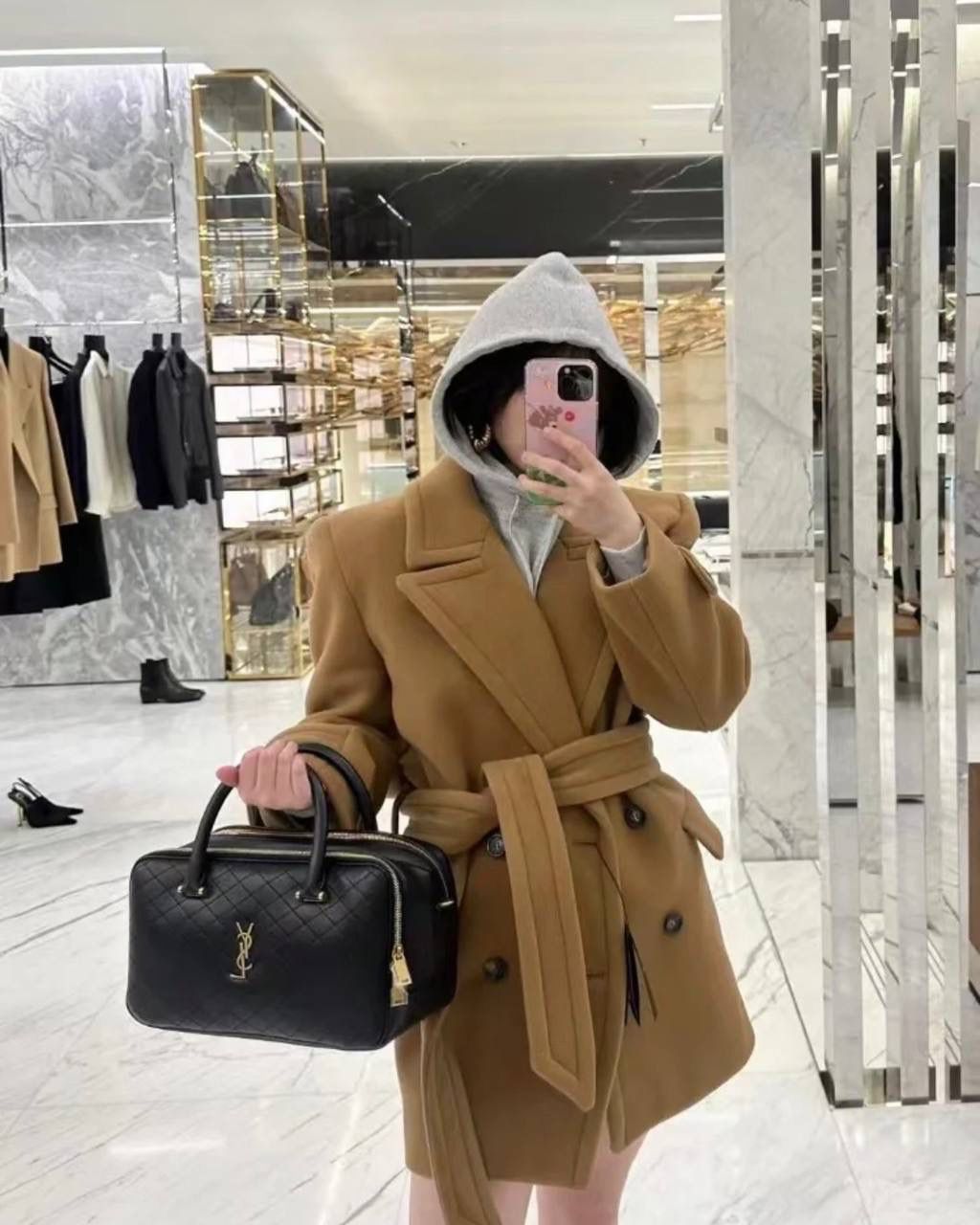 仅剩少量❗️ ys1 liya保龄球行李包🎳👛 为数不多的可以手拎的通勤包 容量超级大，喜欢大包的姐妹不要错过 双拉链大分区，里面还有小隔层 功能性实用性都照顾到 我真的很喜欢他们家扁平的菱形衔缝线 清冷和酷飒感一下就出来 你别说，这只保龄球还挺学院风哈～ 31×16×13cm766785m