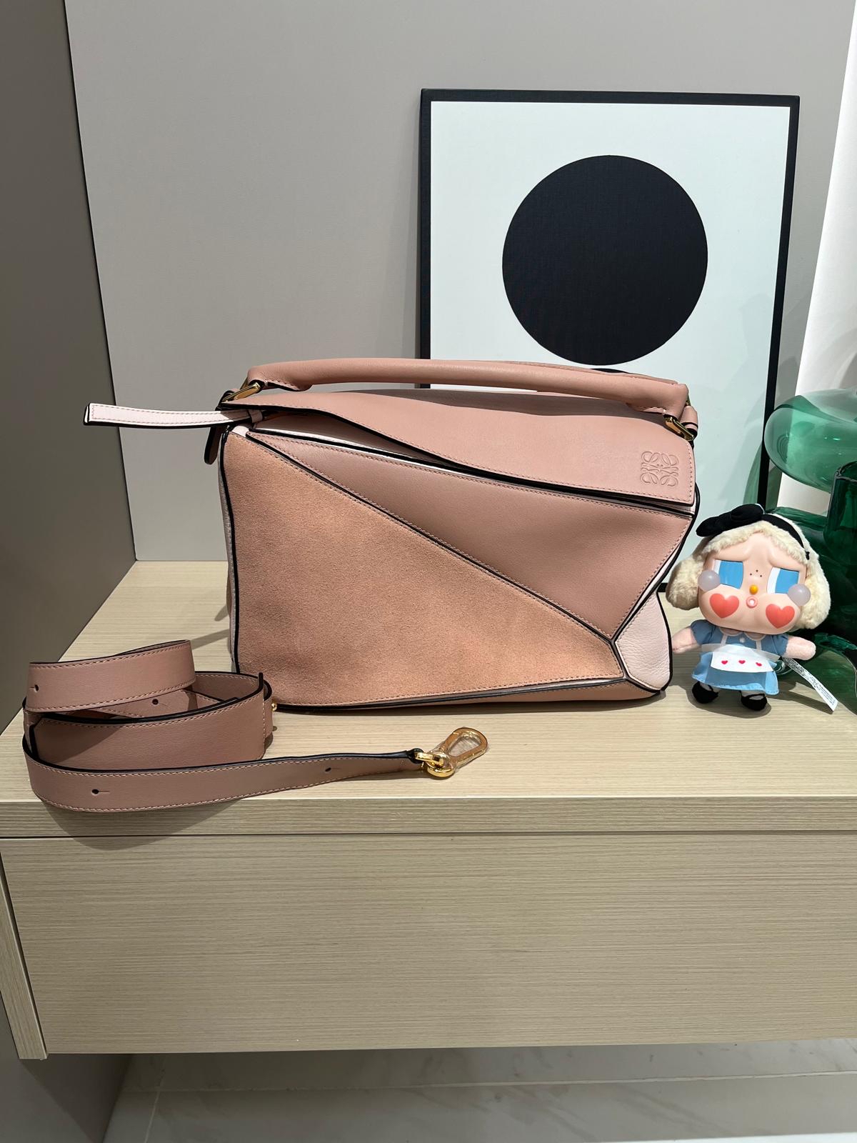 Loewe Puzzle medium calfskin,100%Authentic, 99%new ✅tap ✅booklet✅肩帶 ✅dust bag