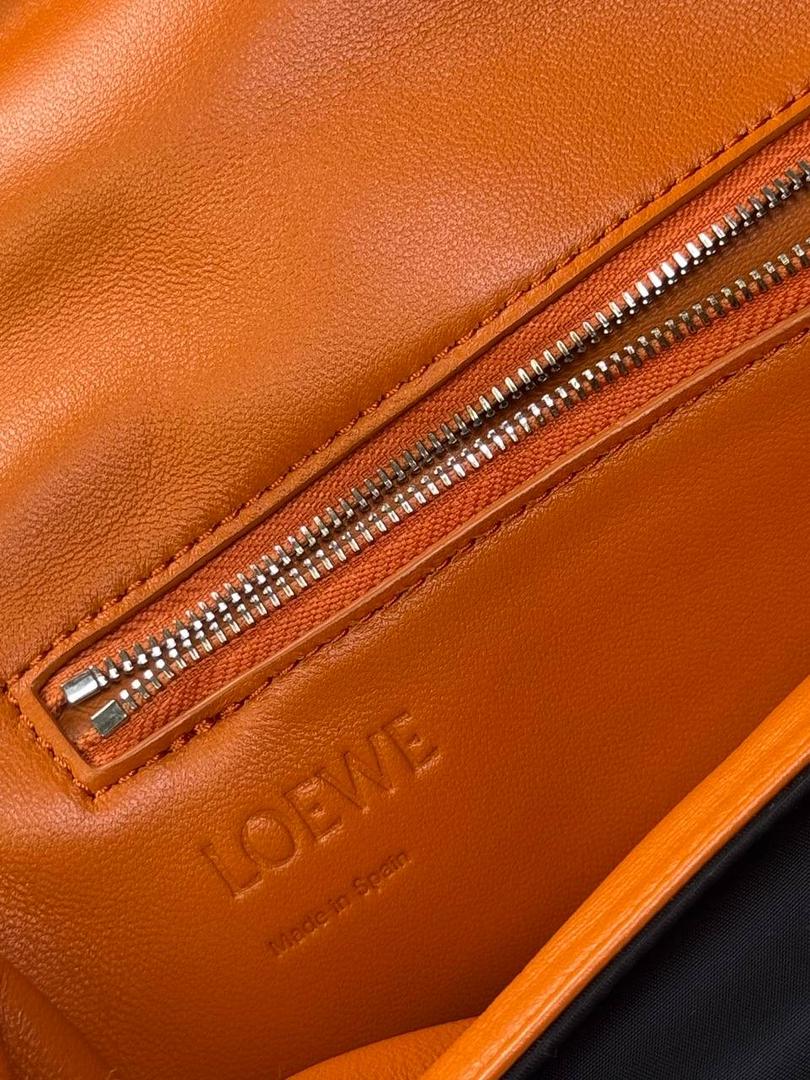 🎈尼龙𝗣𝘂𝗳𝗳𝗲𝗿 𝗚𝗼𝘆𝗮 ➖【邮差包黑色】 尺寸：𝟑𝟎-𝟏𝟎-𝟐𝟎.𝟓𝐜𝐦 编码：012124 该款邮差包外部由丝滑尼龙材质制成，内里搭配进口纳帕小羊皮，正面饰品牌标志性Logo，容量大😍 搭配一条可拆卸可调节的刺绣宽肩带，可肩带或者斜挎，磁扣开合，内部拉链口袋😎