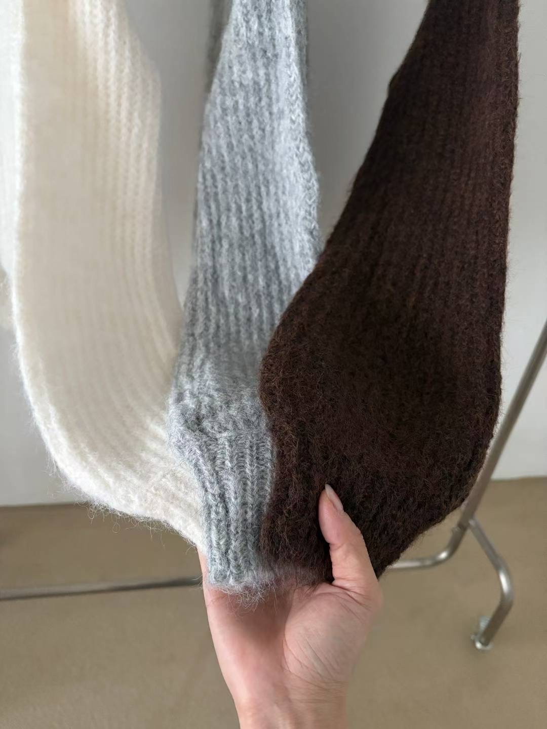 【 Goodbye Winter🤳🏻可鹽可甜！泡泡感混色反領一字膊上衣🩶 】 Jennie Momo Off Shoulder Knit(兩色入)