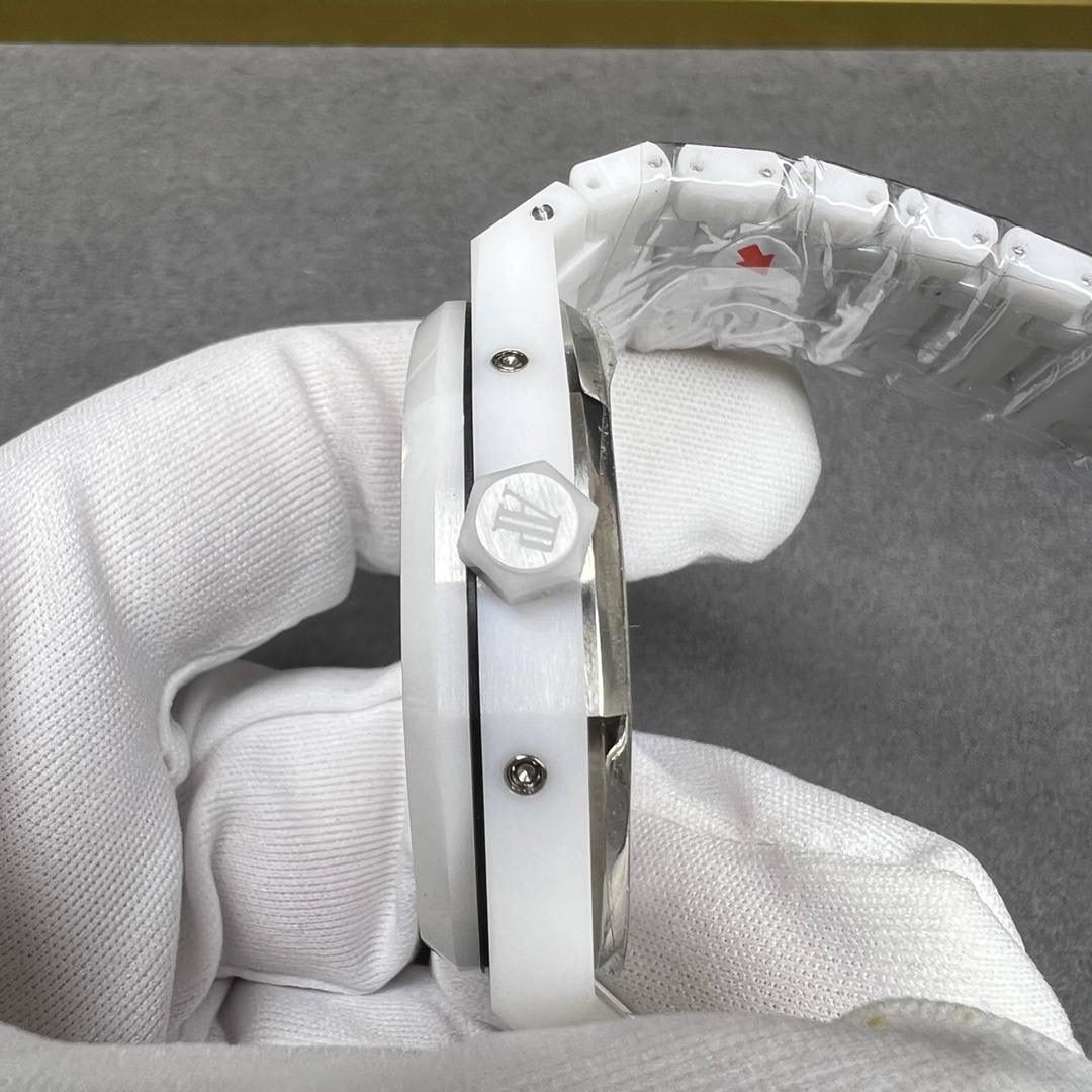 新品AP26579白陶瓷，皇家橡树系列在“Grande Tapisserie”大格纹装饰表盘上，日期、星期、月份、月相，和四个眼睛的位置与原装同步，（区别普通版本四个眼镜紧缩在一起）并以真实的月球图像显示天文精确月相，形成鲜明对比，直径41mm，复刻一体机5134自动上链机芯，厚度10.5mm（区别市面普通版本14mm ）所有功能真实可用，更薄 更像 ！🔥🔥💯