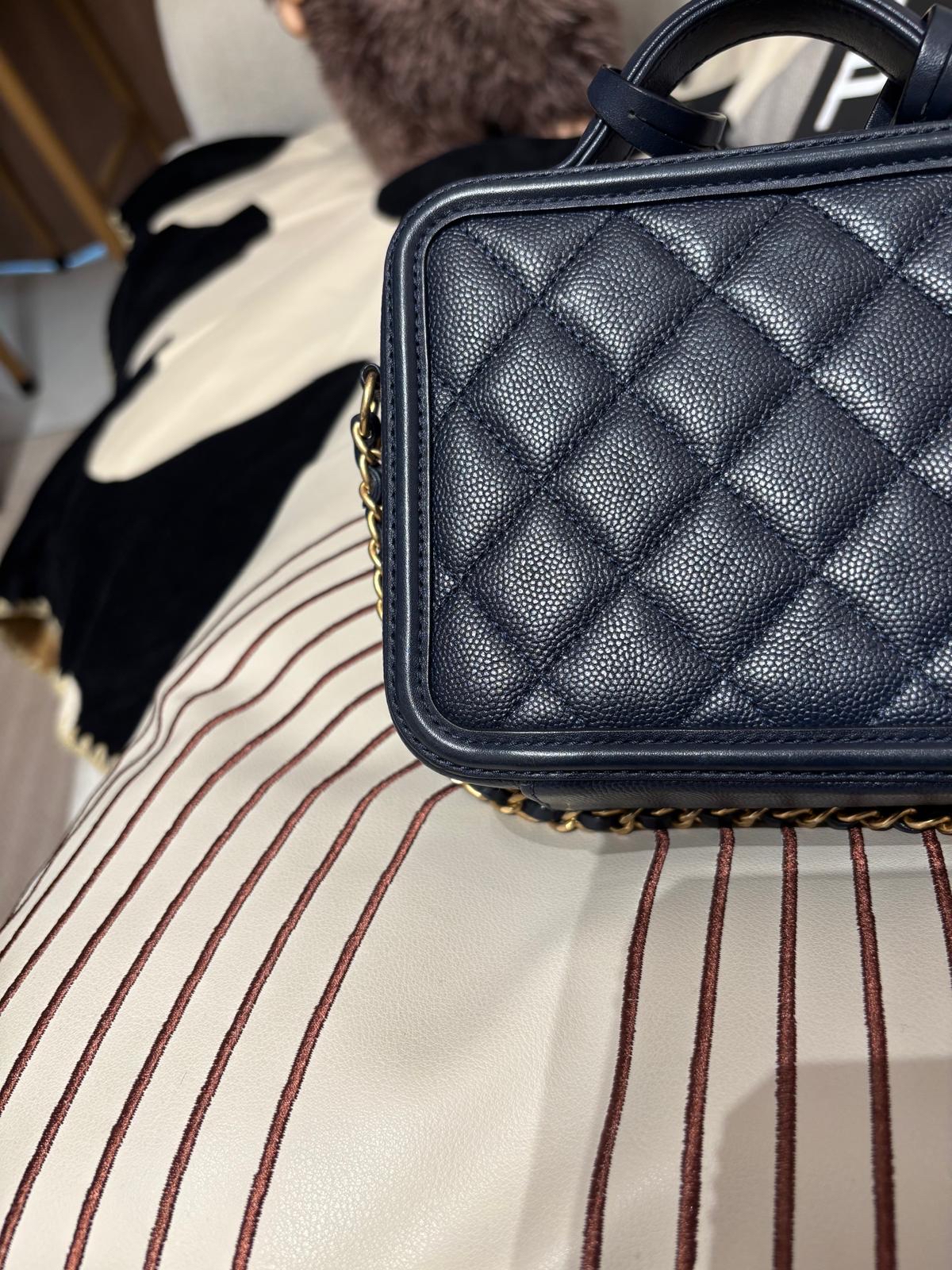 Chanel CC filigree Vanity Small 17cm 深藍色荔枝牛皮金鏈，100%Authentic, 98%New ✅25Card ✅Key lock✅Dust bag✅Box