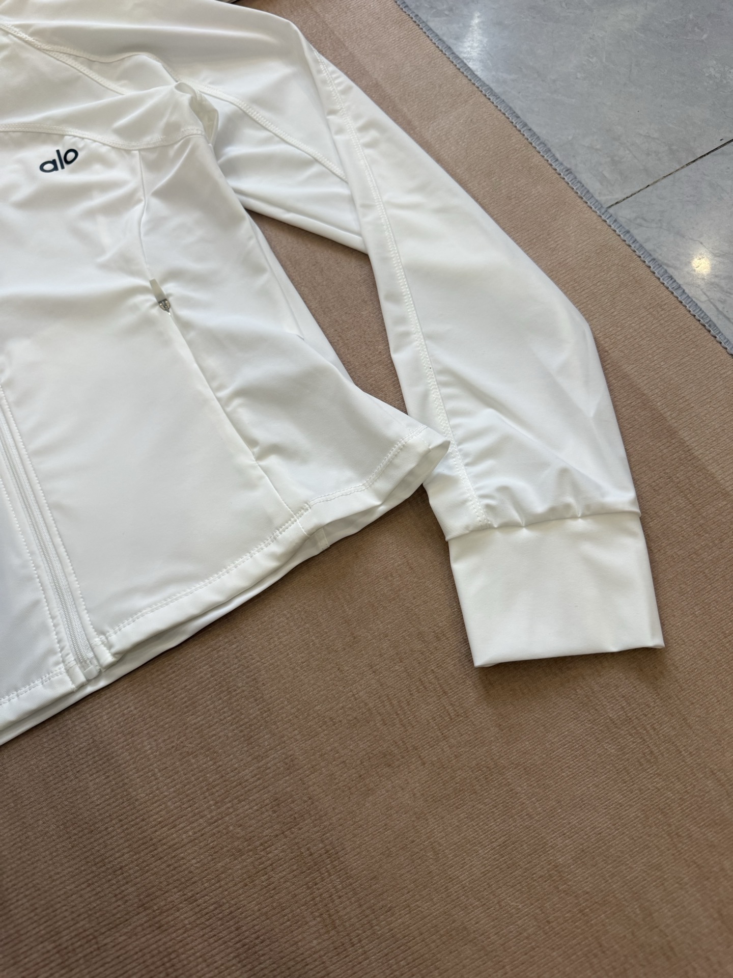 $210件。Alo Yoga 女士立領冰感防曬皮膚衣（小蠻腰版型）