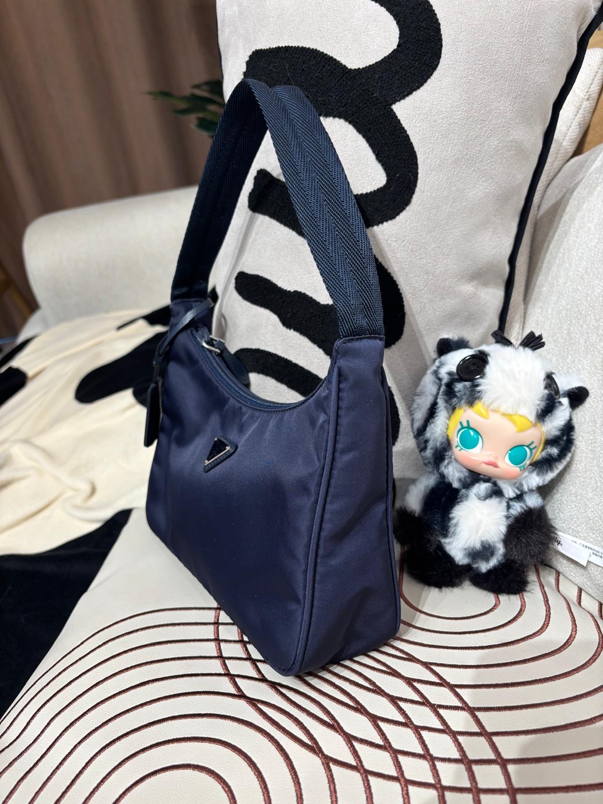 Prada re-edition 2000 re-Nylon Hobo Bag Navy 100%Authentic, 95%New