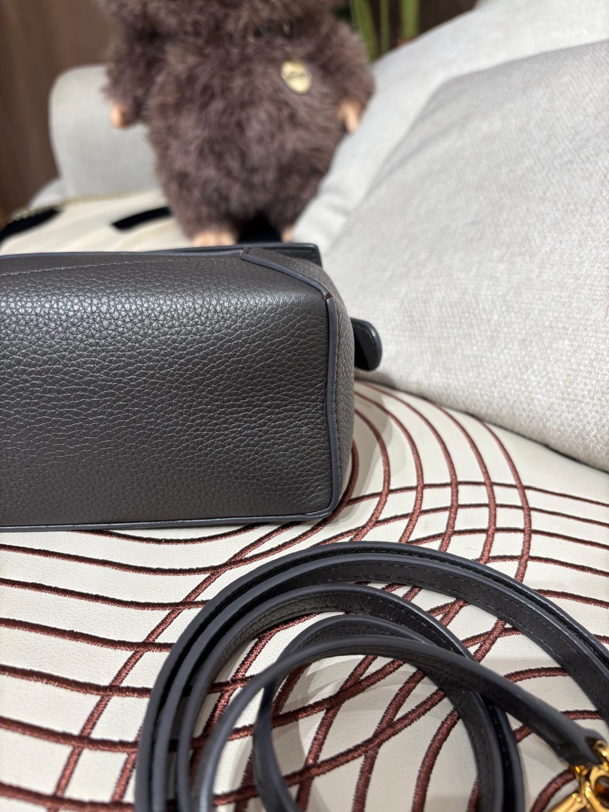 Loewe Puzzle Edge Mini 粒粒牛皮 100%Authentic, 98%New ✅Dust bag✅booklet✅肩帶