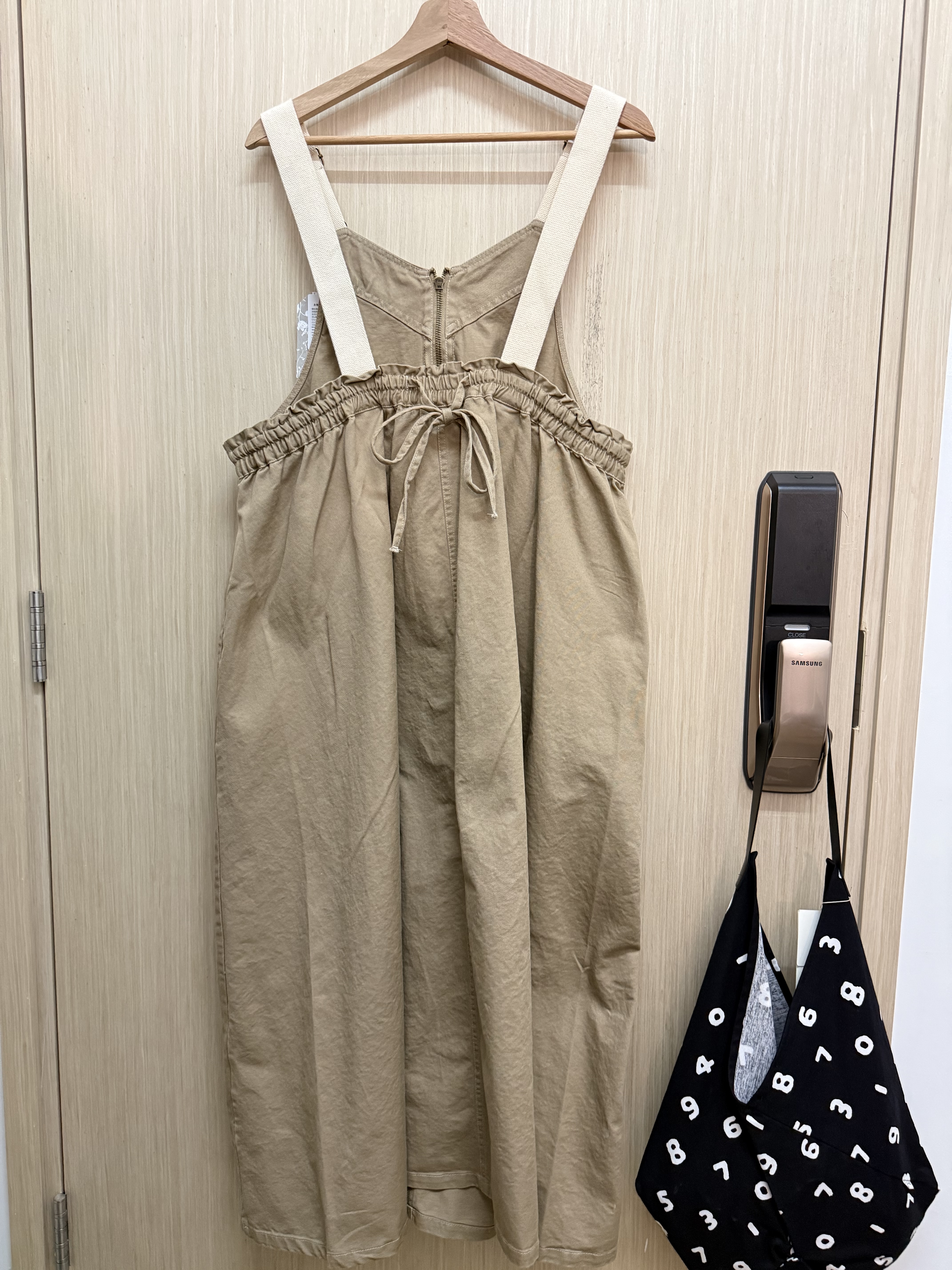 撞色肩帶工人裙(卡其𝐱米白)