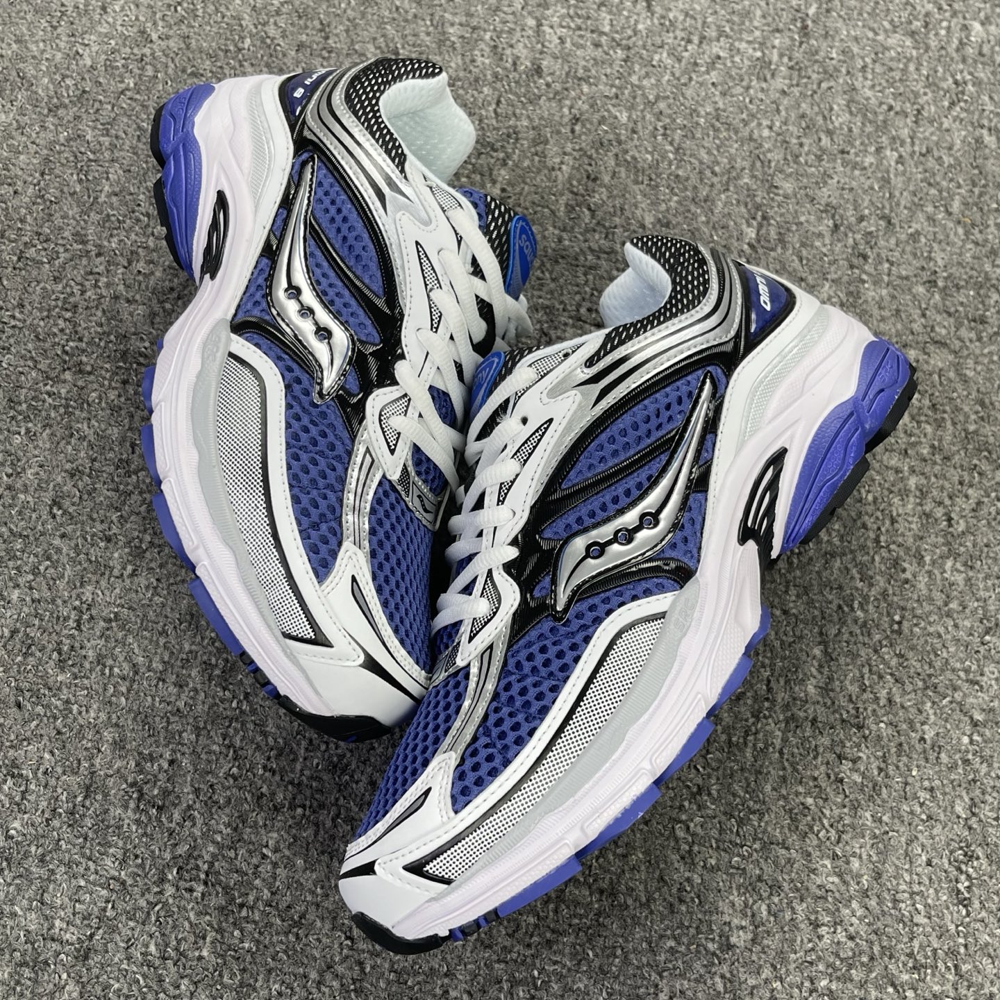 Saucony ProGrid Omni 9