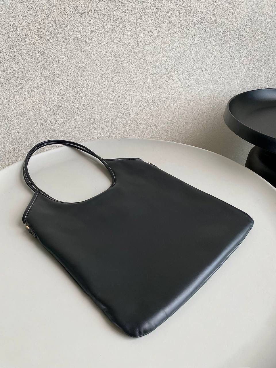 🈶黑色， 𝗠𝗶𝘂𝗠𝗶𝘂托特 拯救衣柜大爆款来了！ miu家最最最种草的一只大包 轻便 百搭又实用，出gai年度top☝🏻 要抢疯了的节奏，真的超爱 ！！快冲 35×40cm #F0110m