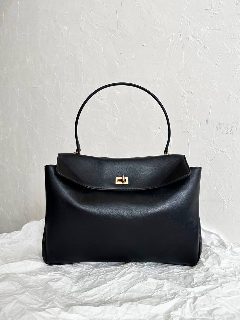 超级销量王🔥 ba1enciaga rodeo黑金中号🍙 准准的大爆款，大家都知道吧 哎呀，每次遇到这种超好看的大爆款 就很想在买版的那一刻 就立马能开发出来给你们背！ 去专柜试背了一下三个尺寸 160的个子觉得小号中号都可以 小号更优雅气质，手提斜挎都好看 中号就更松弛慵懒，腋下背好看！ 中号是可以放a4书本和13寸的笔记本的 163以上，喜欢大包的姐妹果断敢敢的冲大号！ 那个帅气不羁啊，救命 而且男生女生都能背，不挑性别 大号：39.8×29.9×12.9cm789744m 中号：35×23.3×10.9cm789772m 小号：28.9×20×9.9cm789779m mini：23×17×9cm795456m