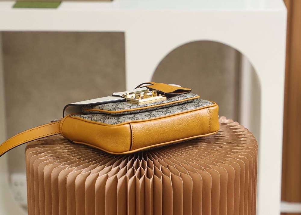 𝐩𝐚𝐝𝐥𝐨𝐜𝐤小锁扣邮差包#658487#正品皮 ✔️尺寸：21*14*5cm 𝐩𝐚𝐝𝐥𝐨𝐜𝐤新品锁头邮差包， 超赞的设计，拼色灵感源自典藏设计， 为邮差包造型再添惊艳之作， 经典的𝐩𝐚𝐝𝐥𝐨𝐜𝐤标志性小锁扣， 搭配全新的亮色拼接设计， 容量更加人性化的分层收纳， 让你日常使用更加便捷舒适！ 超级种草，又是一个大爆款的节奏！🔥🔥