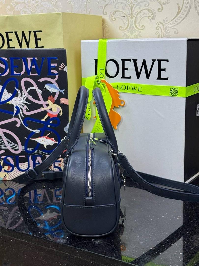 🎈𝗔𝗺𝗮𝘇𝗼𝗻𝗮 23 𝗖𝗿𝗼𝗽𝗽𝗲𝗱保龄球包 ——【杨幂同款‼️独家新品】 尺寸：𝟮𝟯-𝟏𝟏-𝟏𝟎𝗰𝗺 编码：012404 【配全套礼盒】 颜色：深海军蓝 ❤️采用超柔纳帕小牛皮•延续标志性𝘈𝘮𝘢𝘻𝘰𝘯𝘢标识搭配小挂锁🔒作为新图标•重塑为修长法棍比例。 ❤️外部双拉链设计•搭配可调节可拆卸的长肩带•多样化背法😎容量大•小巧包型为当下时尚之追求。