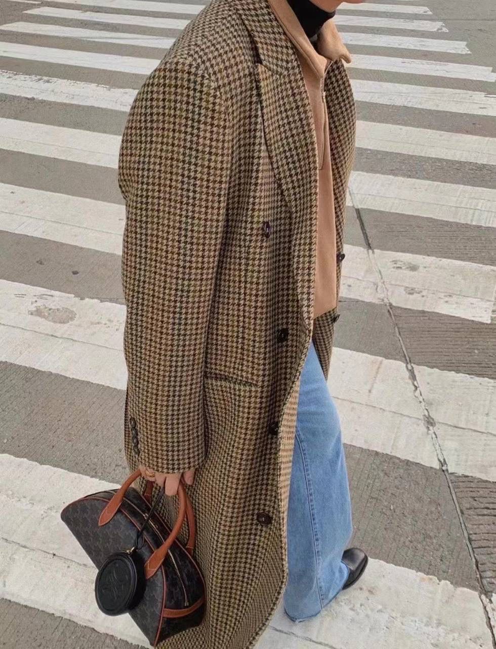 🔥大货实拍图 𝗖𝗘𝗟𝗜𝗡𝗘 ♥ 𝗧𝗥𝗜𝗢𝗠𝗣𝗛𝗘 𝗧𝗘𝗖𝗞𝗘𝗟 型号：197402 尺寸：31*14*10cm 钟情于CELINE的原因之一，可能就是因为她有着吸引人的百变感，不管是平时上班通勤，还是约会聚会，上身都很百搭而且很给整体气质加分，一点儿都不挑场合，能跟我的每一套搭配都融合的很微妙。