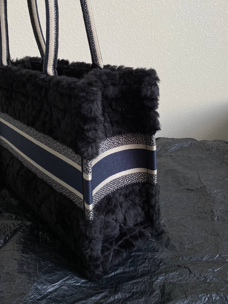 🈶黑蓝中号 𝗖𝗗 𝗕𝗼𝗼𝗸 𝗧𝗼𝘁𝗲 毛茸茸 最新冬季款简直不要太可爱呀🥹❤️ 皮毛一体的切割工艺，真的绝美 软乎乎的手感，暖暖的绒毛太治愈了 自带温柔属性的贵气氛围感，还很显嫩 磕到我心巴上了，忍不住心动一万次 秋冬战包的第一只，必是它！冲鸭😎🖤 36×27×16cm