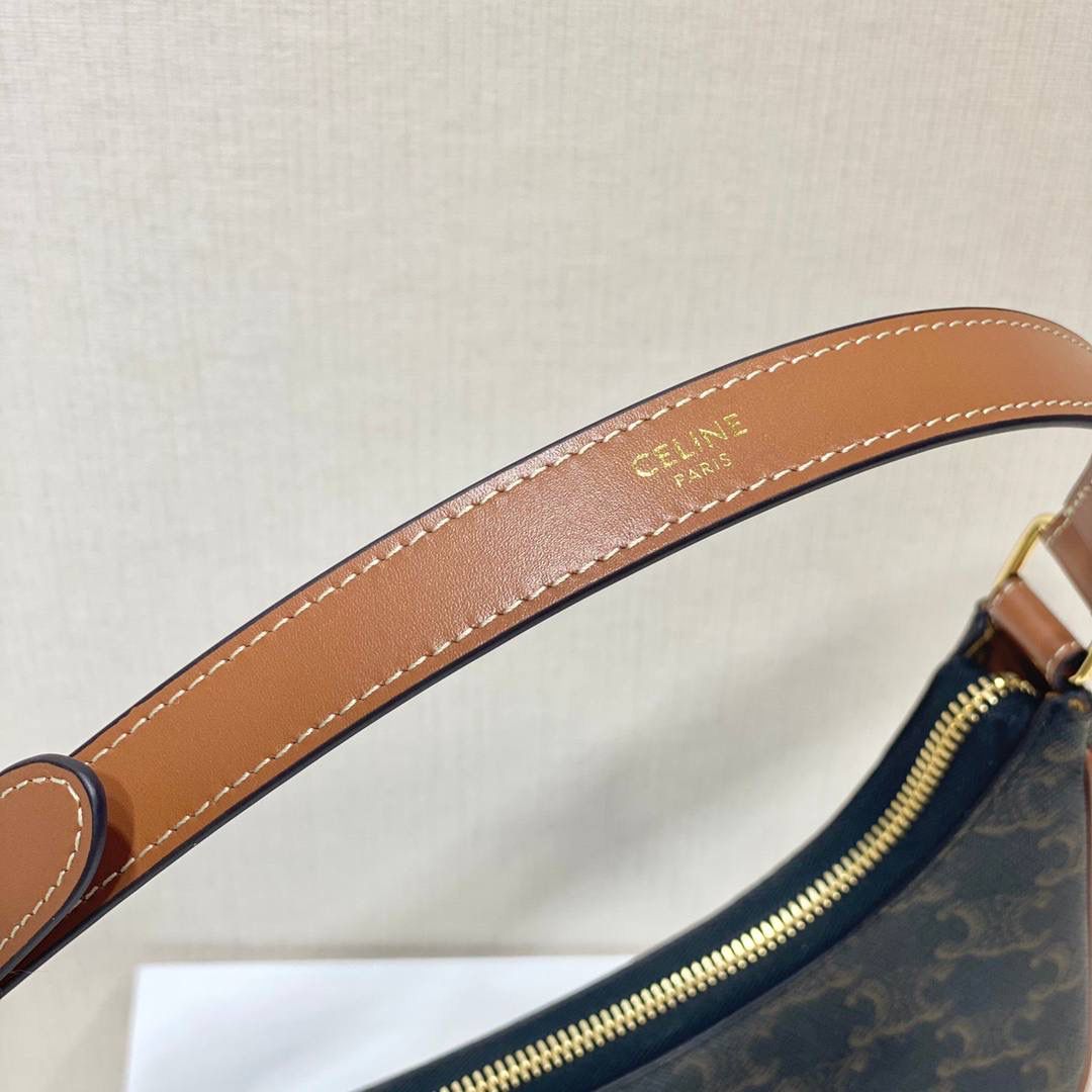 🔥大货实拍图 𝗖𝗘𝗟𝗜𝗡𝗘 ♥ 𝗧𝗥𝗜𝗢𝗠𝗣𝗛𝗘 𝗖𝗔𝗡𝗩𝗔𝗦 𝗔𝗩𝗔 灵感来自1990年代中古包Macadam，采用小巧优雅的月牙形轮廓，搭配耐看的棕色调凯旋门老花和小牛皮滚边，透出复古娇俏气质。型号：193952 尺寸：23*14*7cm