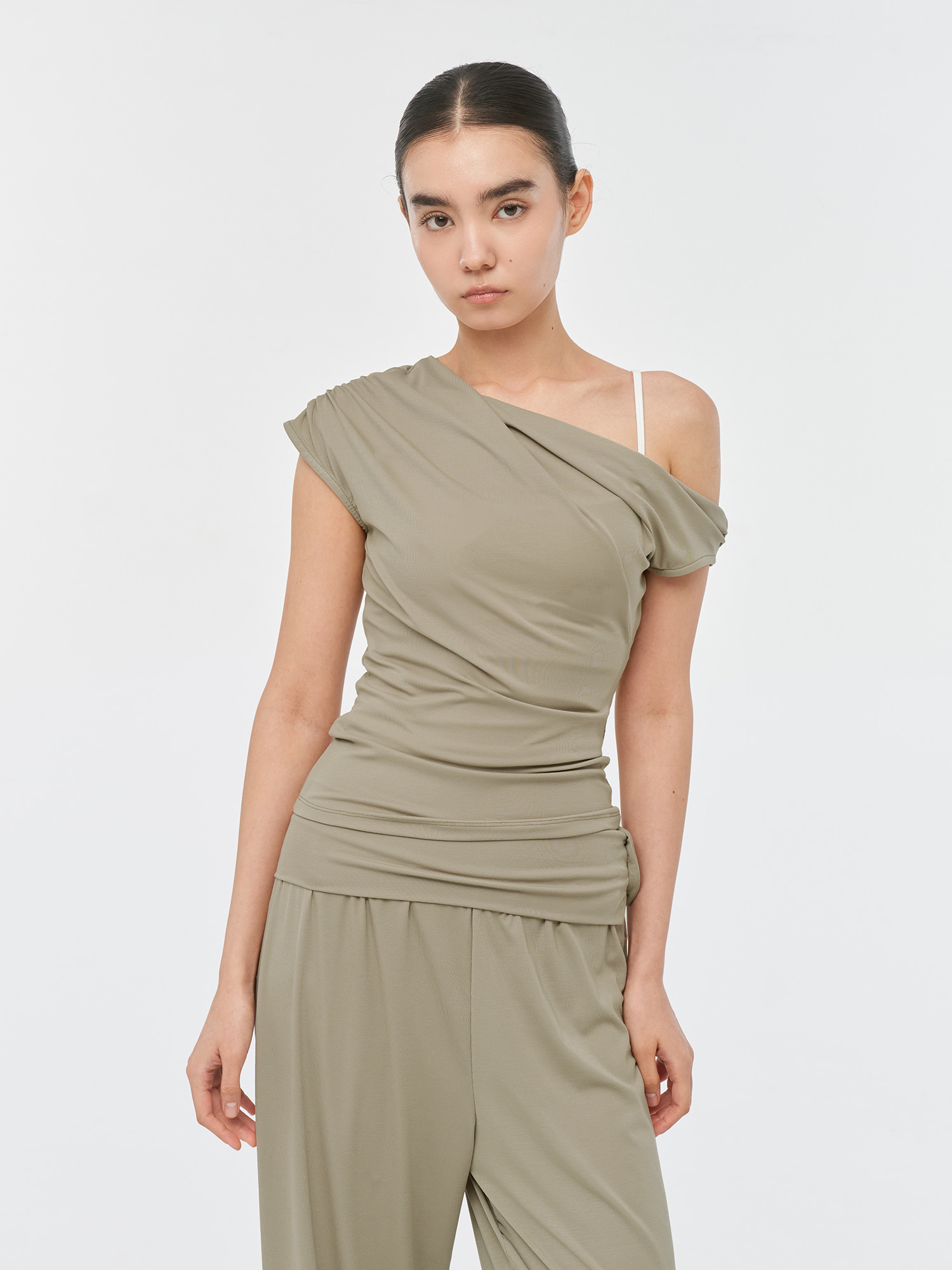 預購_Satva Unbalanced Off-Shoulder T-shirt by Conch