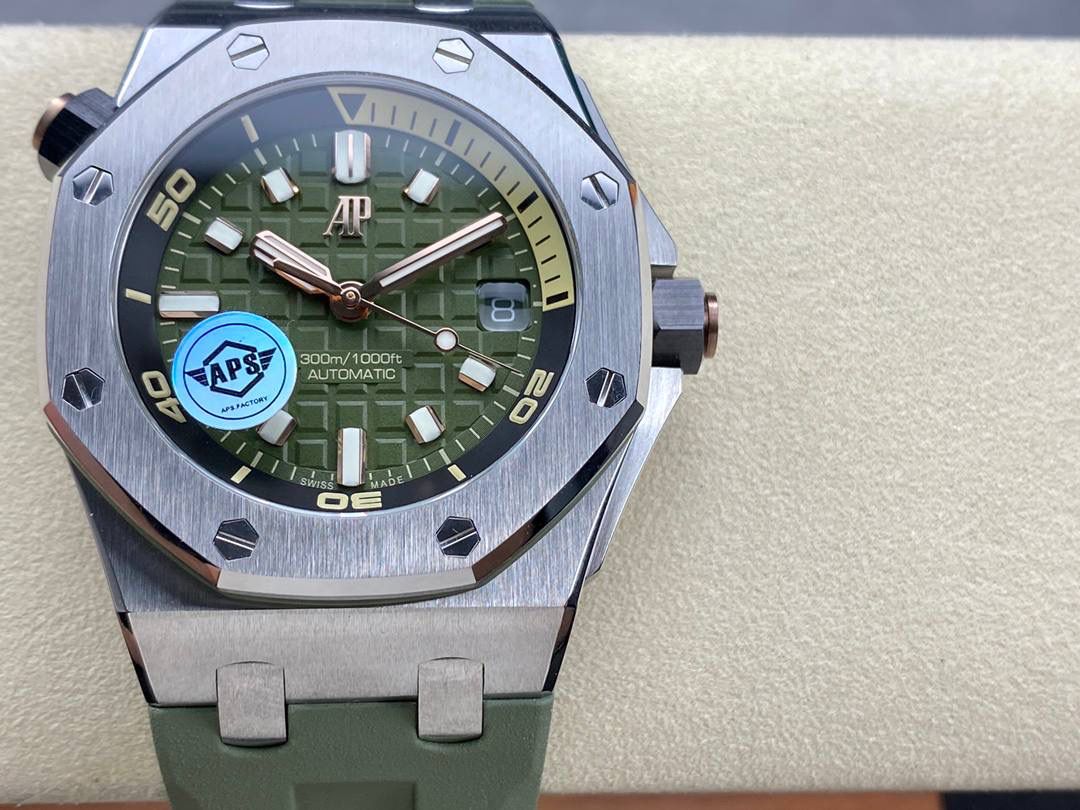 🚀爱彼15720st 搭载全新定制一体机cal.4308机芯(非各种日本机改板），整体腕表尺寸42x141.2mm, aps不惜高成本开发一体机，原装开模，让复刻高度更进一步💯 ❶机芯:机芯采用定制一体机cal.4308机芯并非市面上普通版本夹板机，日历瞬跳功能所有齿轮均真实可动并非装饰，机芯采用CNC刻字更清晰更立体 ❷表壳:dps原装开模，拆解正品原装数据,3D立体建模，使其尺寸比例与原装完全一致,所有配件与原装通用互换，表壳笔直的拉丝工艺和棱角分明的表壳完美融合❸表带:经过2年的试错，不断提升工艺和品质，最终达到原装无二的效果,无论从颜色材质、和工艺都能媲美专柜表带,可以与原装互换 ❹头粒:采用与原装同步的一-键快拆式按钮使表带可以轻松一键拆卸，表扣同样也是采用一键快拆式设计，可以通用正品