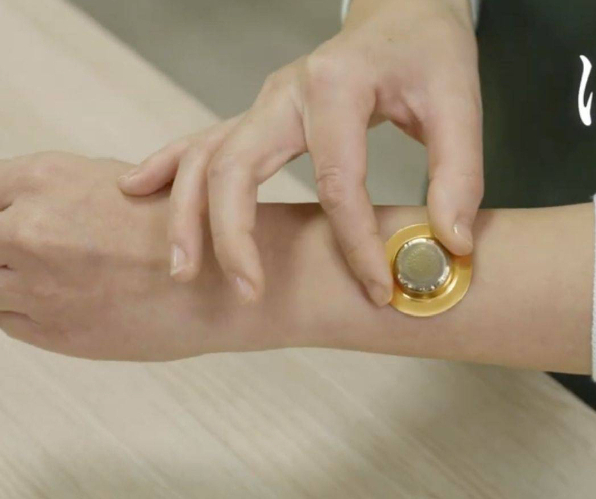 日本直送  🇯🇵日本最新肩頸酸痛救星！針對穴位/不用火艾灸貼！ 無煙火艾草貼 30入