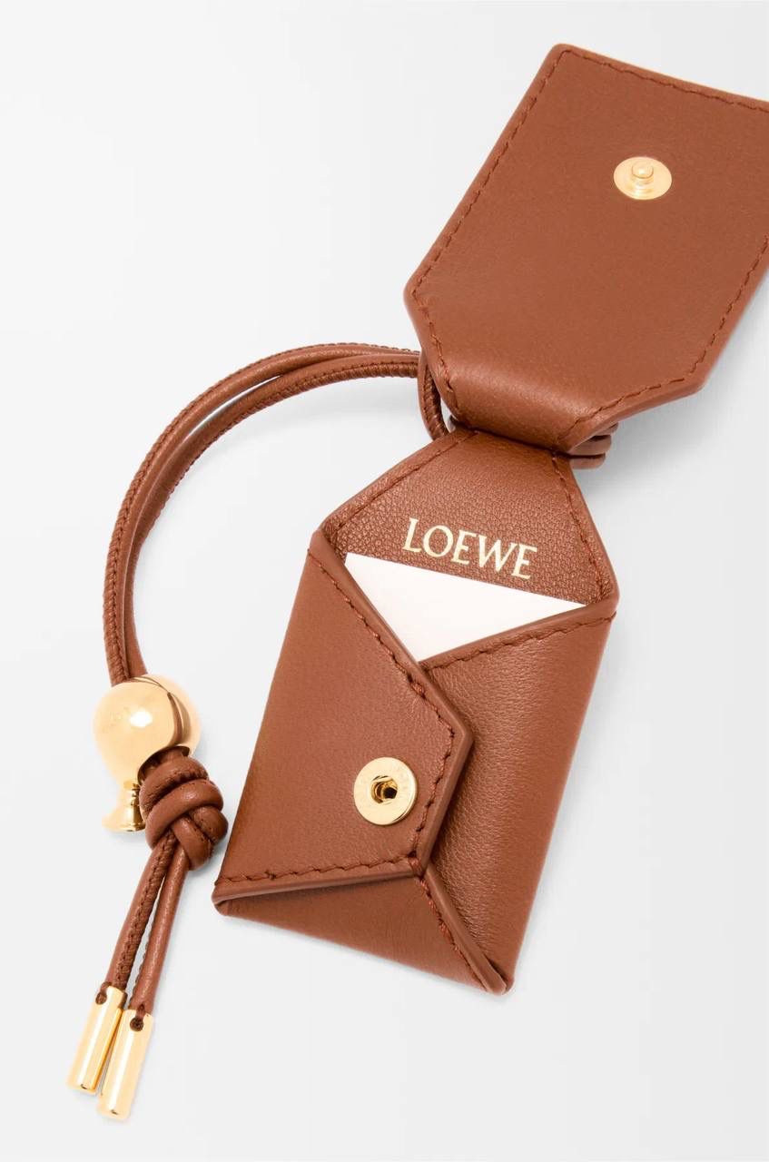 【十周年限定款🆚经典款】 👉🏻区别1️⃣：里外全羊皮，侧面增加可拆卸标牌挂饰以及气球骰子，内里更换为金标（如图1️⃣2️⃣3️⃣4️⃣） 👉🏻区别2️⃣：底部增加脚钉保护整个包包，以前只有中号以上才有（如图5️⃣） 👉🏻区别3️⃣：铰链式拉链头，拉牌刻有品牌创建年份以及品牌英文LOGO（如图6️⃣7️⃣） 👉🏻区别4️⃣：肩带调节变更为针扣调节（如图8️⃣）