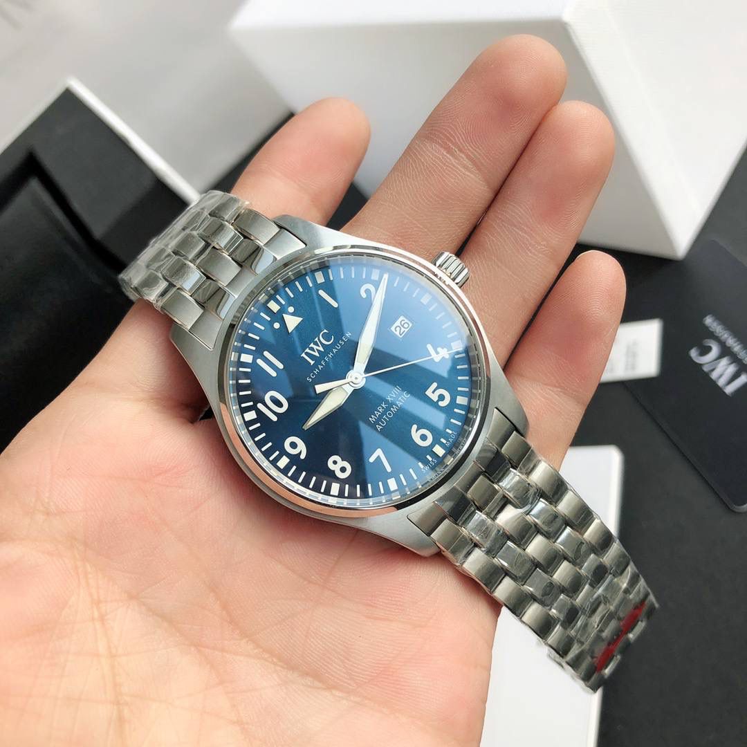 硬货首发，市场独家！IW3270156 。316L精钢材质，非凡工艺，让小厂知难而退！万国飞行员马克十八传承腕表，采用原装瑞士ETA王牌机芯，40mm表径，全数字刻度超强夜光，双面防反光凸状蓝宝石玻璃表镜。原版1比1开模钢带，在很多细节的把控上都已达到行业顶级，且多项可为标杆，整表细节一丝不苟。 原装价格4W多，一般人均可轻松驾驭，此款万国飞行员腕表视为万国经典款型，任何场景着装均适合佩戴，可谓百搭神器。全套包装出货