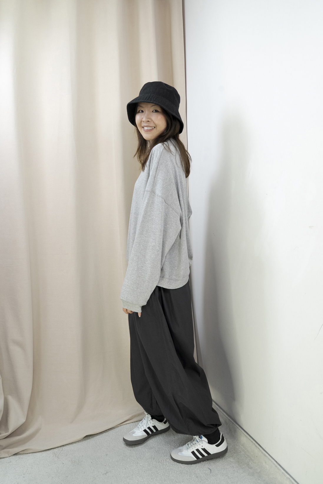 輕軟薄倒三角造型明線上衣（淺灰色）