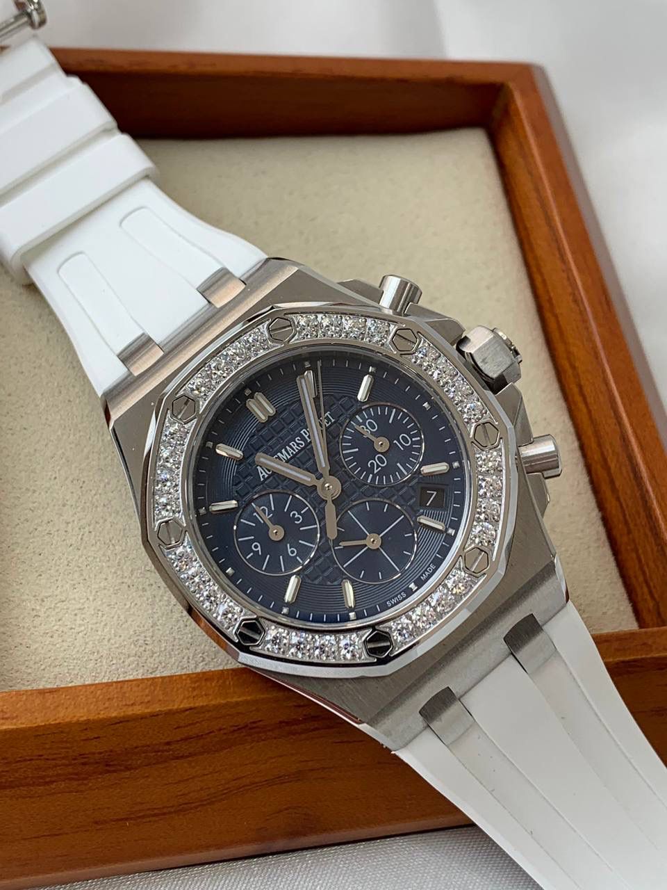 爱彼女款、小红书爆款，喜欢大表盘的女生、必备款，表盘37MM、蓝宝石防刮花玻璃，316精钢表壳、纯手工镶嵌32颗莫桑钻、搭配瑞士多功能石英机芯精准走时，表带采用进口橡胶工艺，佩戴舒适不过敏、折叠扣设计，佩戴便捷，数量有限，先到先得，多种色系，穿搭任选！