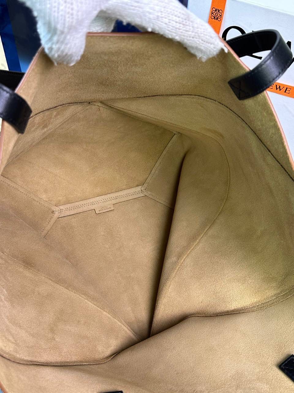 【王一博同款】 *𝐏𝐮𝐳𝐳𝐥𝐞 𝐅𝐨𝐥𝐝折叠手袋👜* ——全新【𝗡𝗘𝗪】升级‼️ 延续经典𝙋𝙪𝙯𝙯𝙡𝙚的标志性几何裁剪设计，新晋顶流🅰️𝙋𝙪𝙯𝙯𝙡𝙚 𝙁𝙤𝙡𝙚 𝙏𝙤𝙩𝙚以折纸包为灵感，升级成🉑完全折叠‼️的结构，立体与平面任意切换，出差旅行🧳必备单品。此特大号版本采用压制绒面革制成，轻且柔软。🉑肩背或手提✅ 尺寸：𝟒𝟐-𝟏𝟖-𝟒𝟏𝐜𝐦 款号：052321